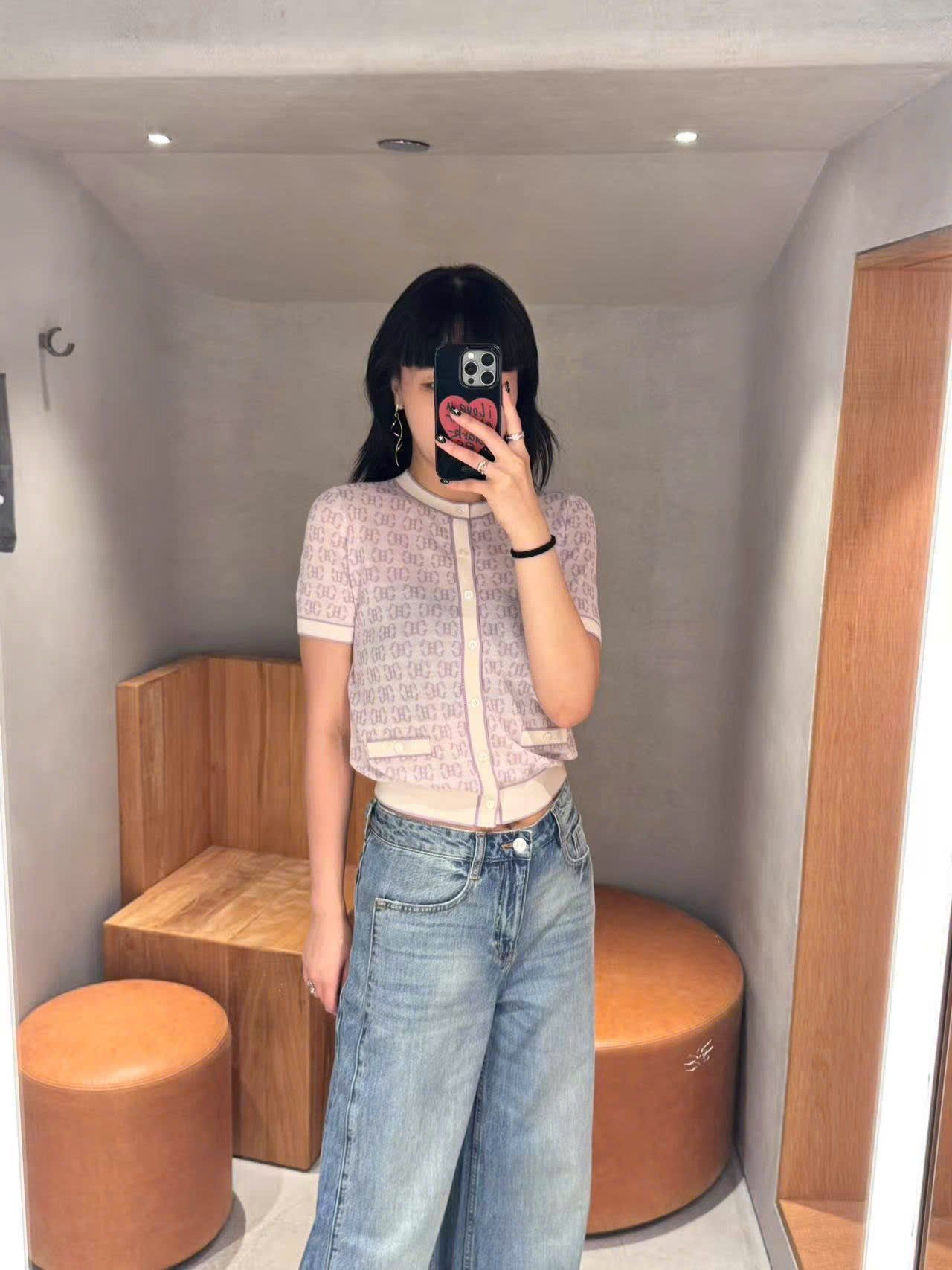  5.Quần jean xanh SS25 chữ chồng nhau 1 bên túi 