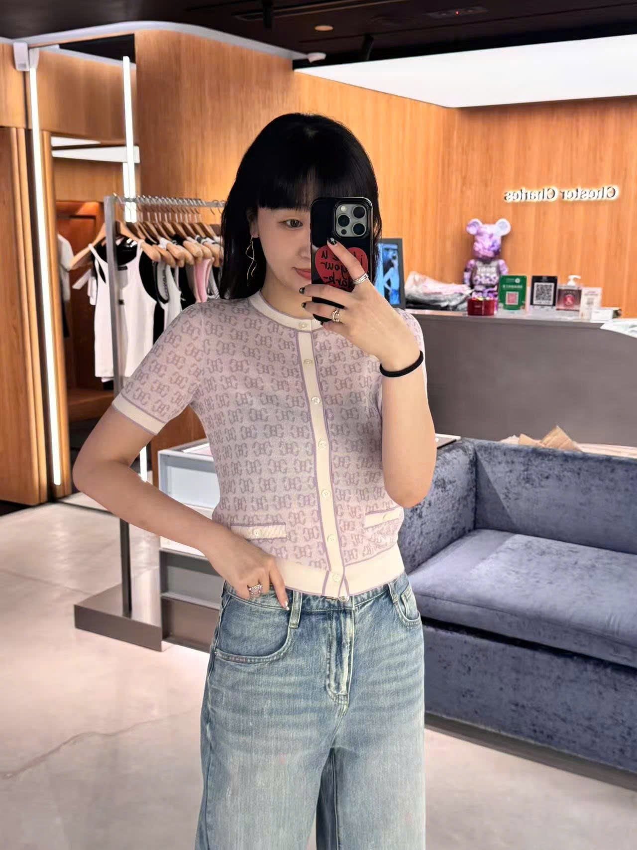  5.Quần jean xanh SS25 chữ chồng nhau 1 bên túi 