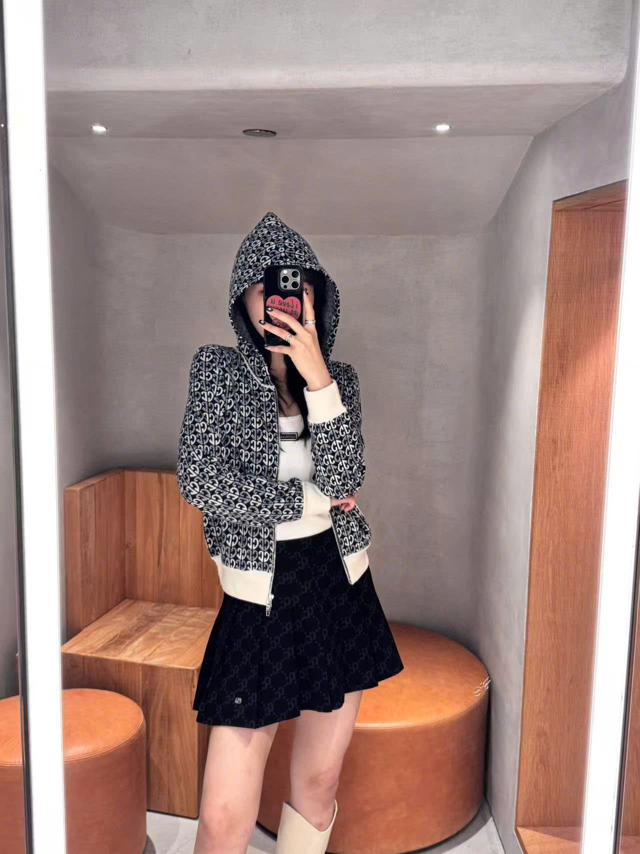  Áo len full logo khóa zip 