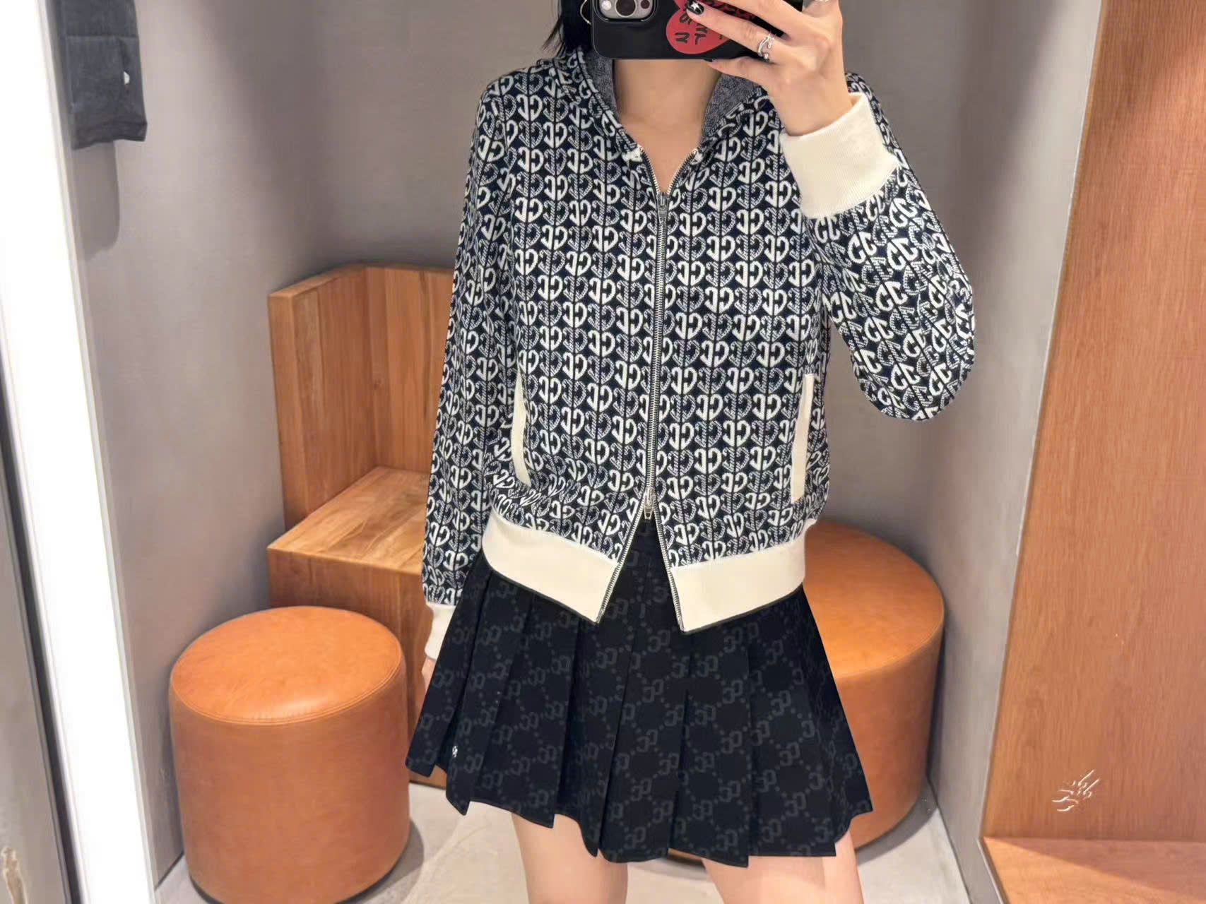  Áo len full logo khóa zip 