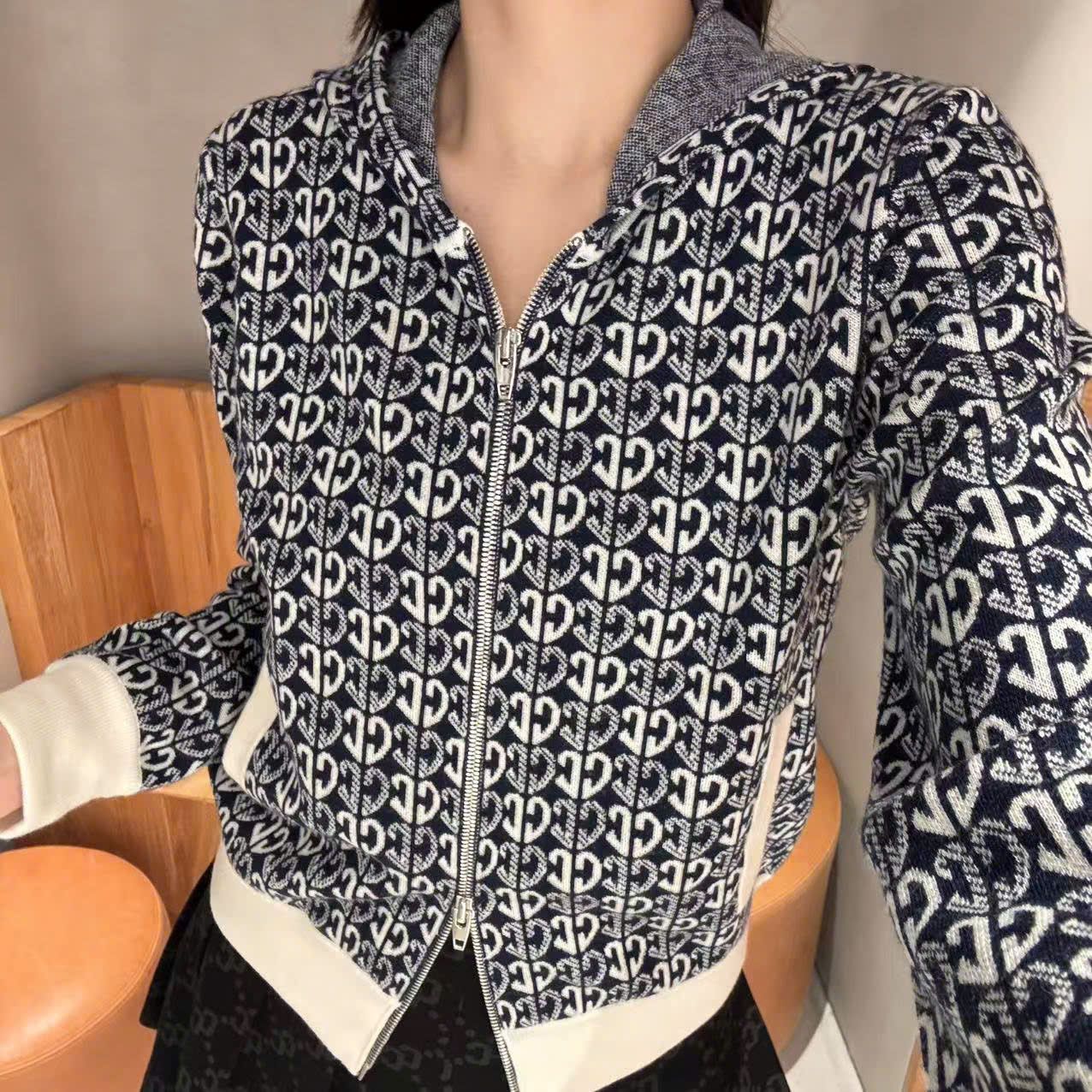  Áo len full logo khóa zip 