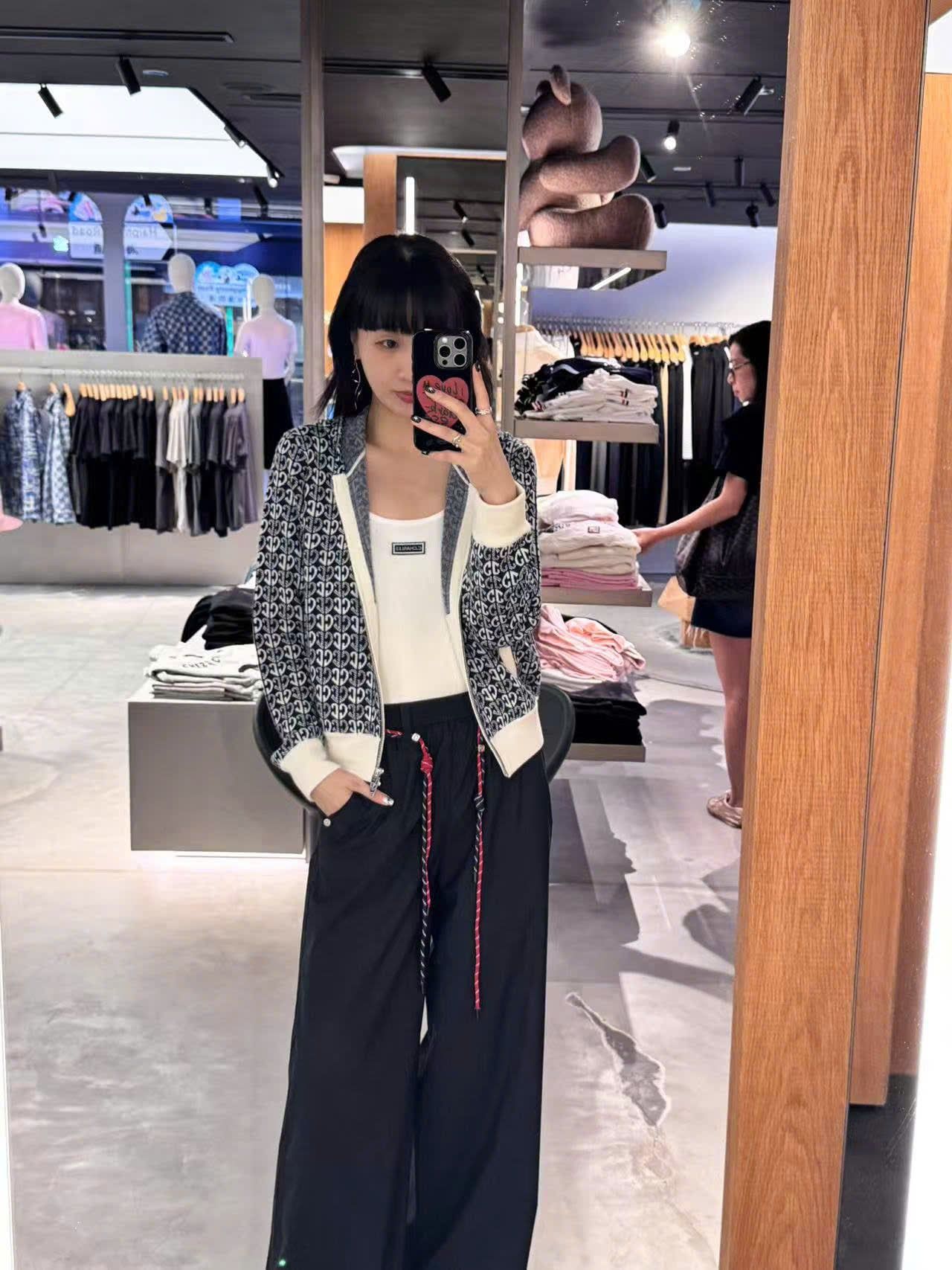  Áo hai dây trắng Logo chữ nhật nhỏ ngực 