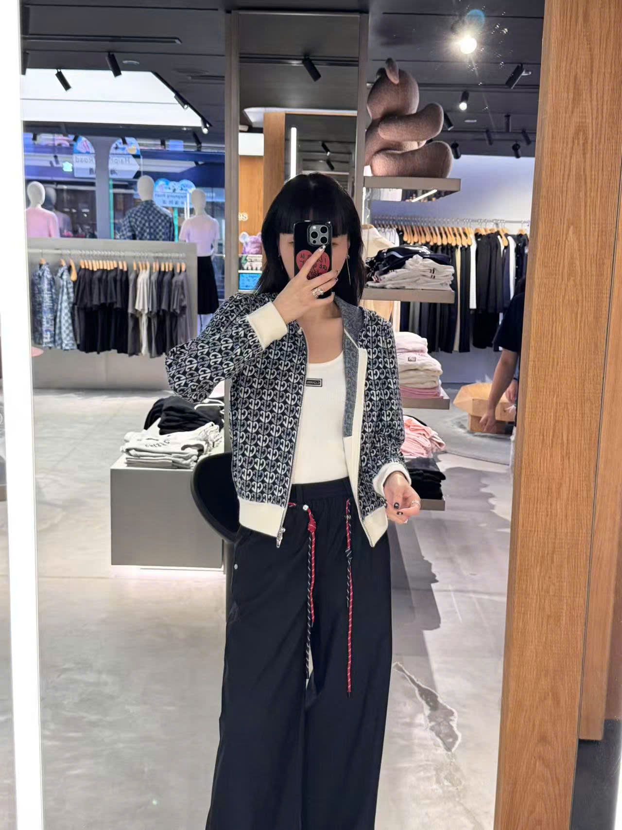  Áo hai dây trắng Logo chữ nhật nhỏ ngực 