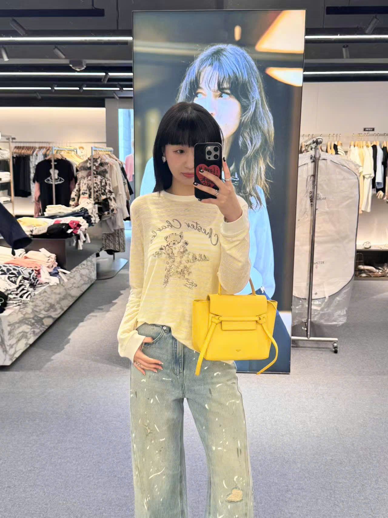  1.Áo dài tay kẻ vàng, ngực gấu ôm sao 