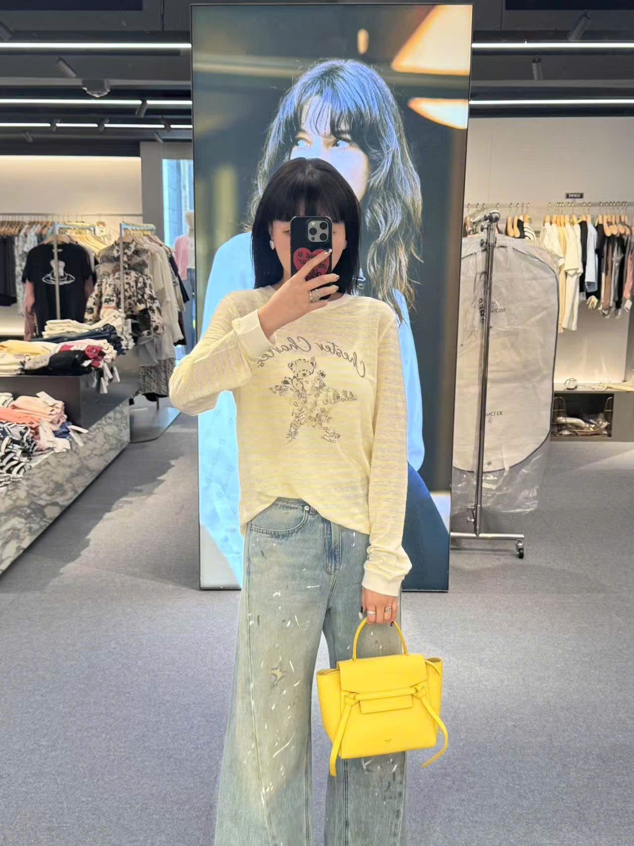  1.Áo dài tay kẻ vàng, ngực gấu ôm sao 