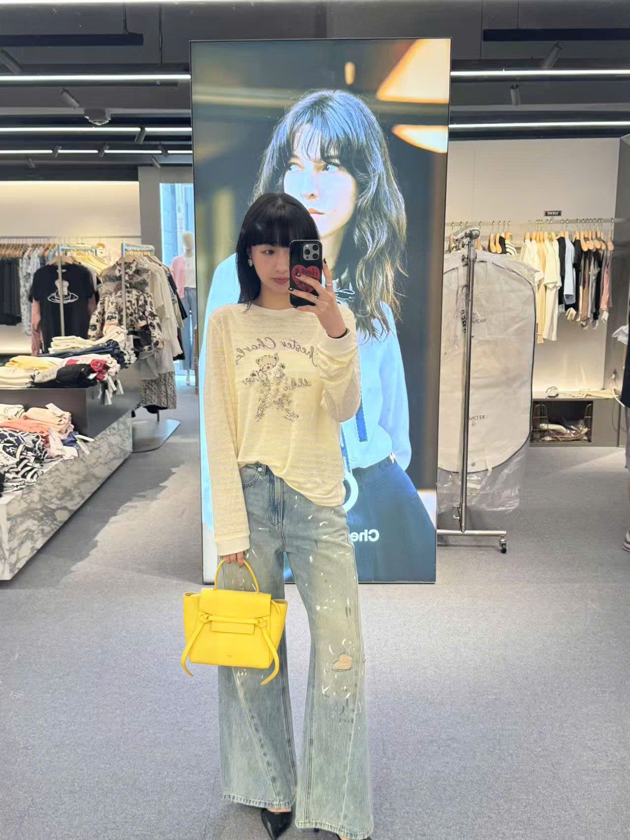  1.Áo dài tay kẻ vàng, ngực gấu ôm sao 