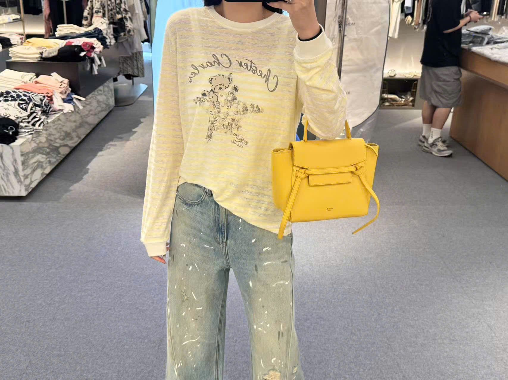  1.Áo dài tay kẻ vàng, ngực gấu ôm sao 