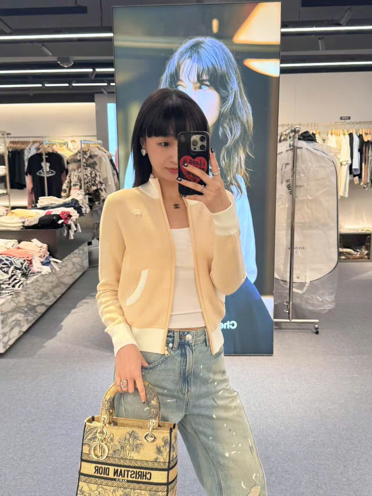  Áo khoác vàng dài tay, cổ trắng khóa zip 