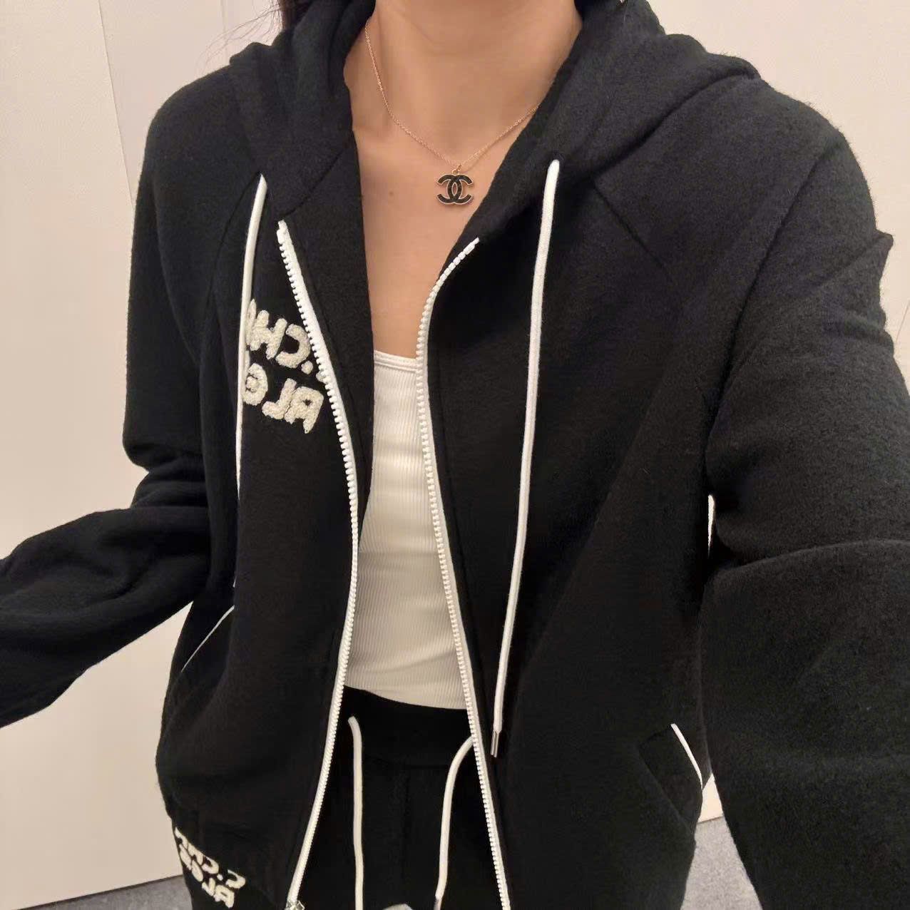  Bộ áo khoác kéo khóa có mũ và quần đen cạp chun - chữ C.Charles trắng set 