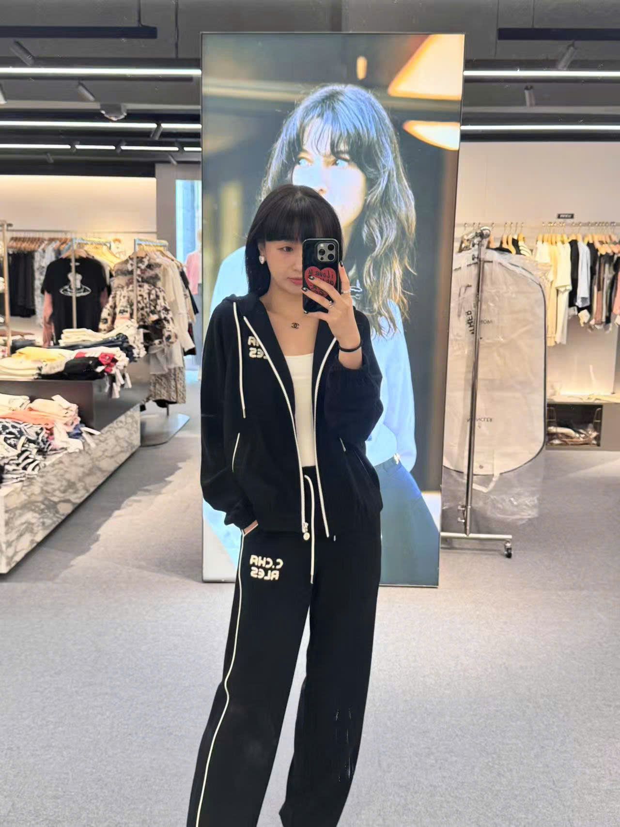  Áo khoác đen, kéo khóa trắng có mũ set 