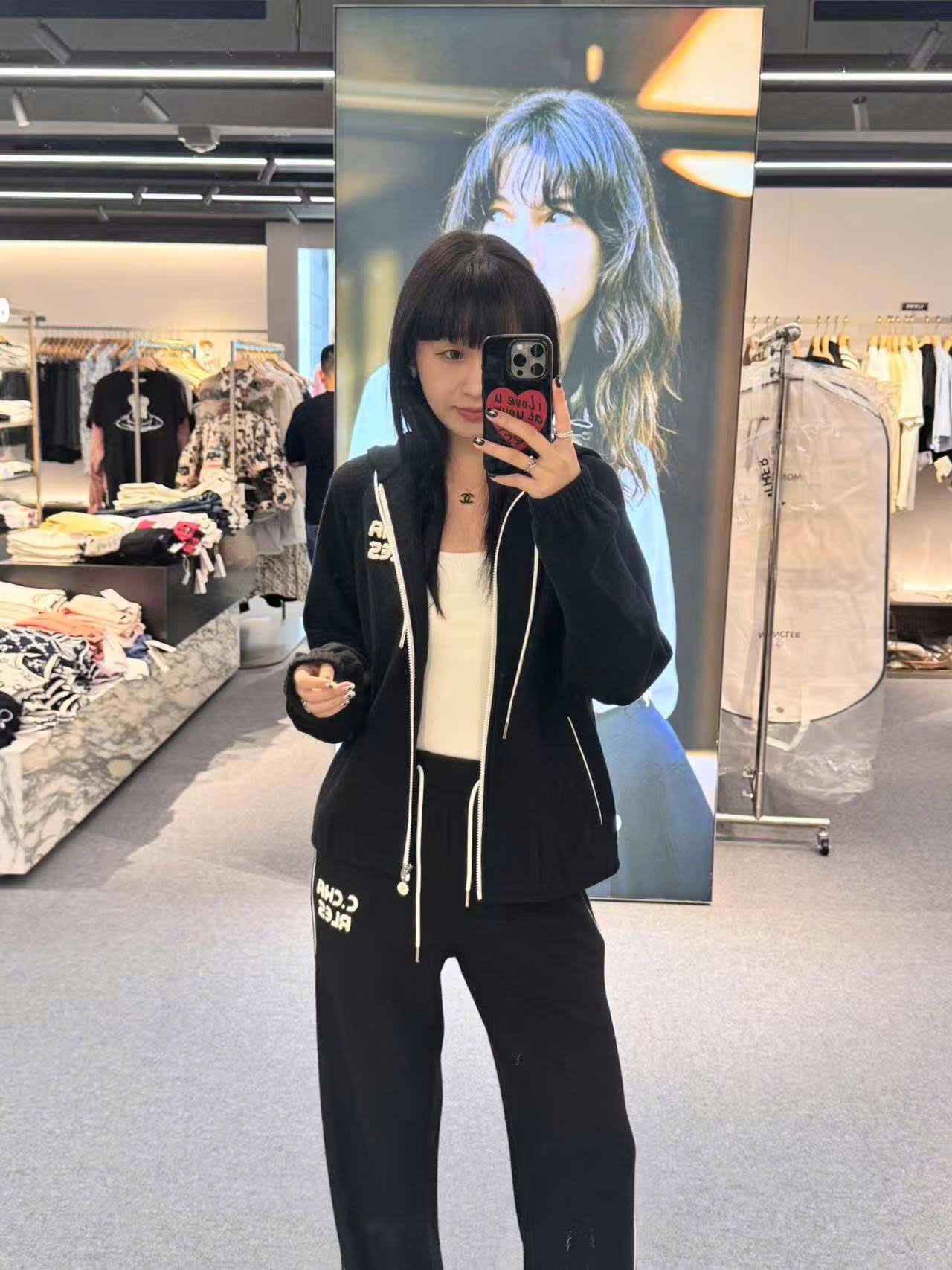  Áo khoác đen, kéo khóa trắng có mũ set 