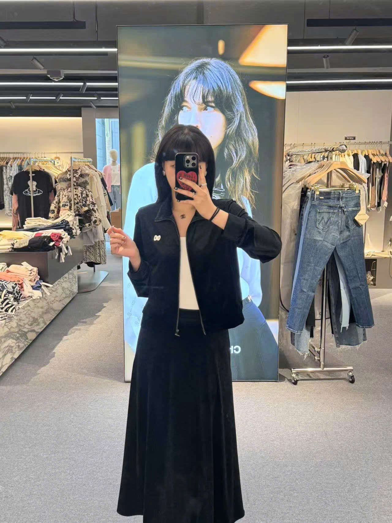  2.Áo khoác nhung đen -logo ngực trái 