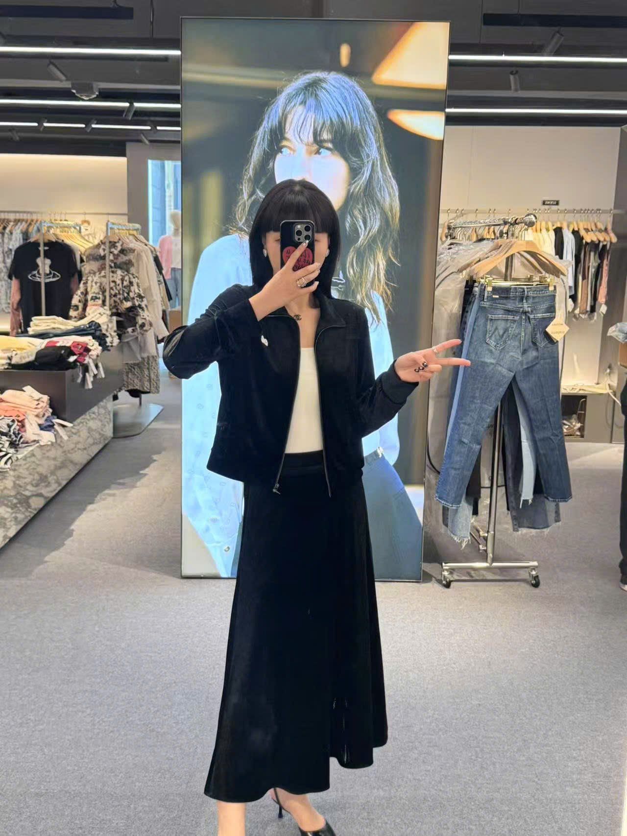  2.Áo khoác nhung đen -logo ngực trái 