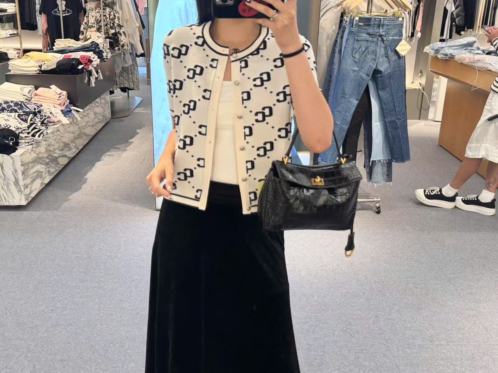  Chân váy nhung đen dài, logo đá nhỏ 