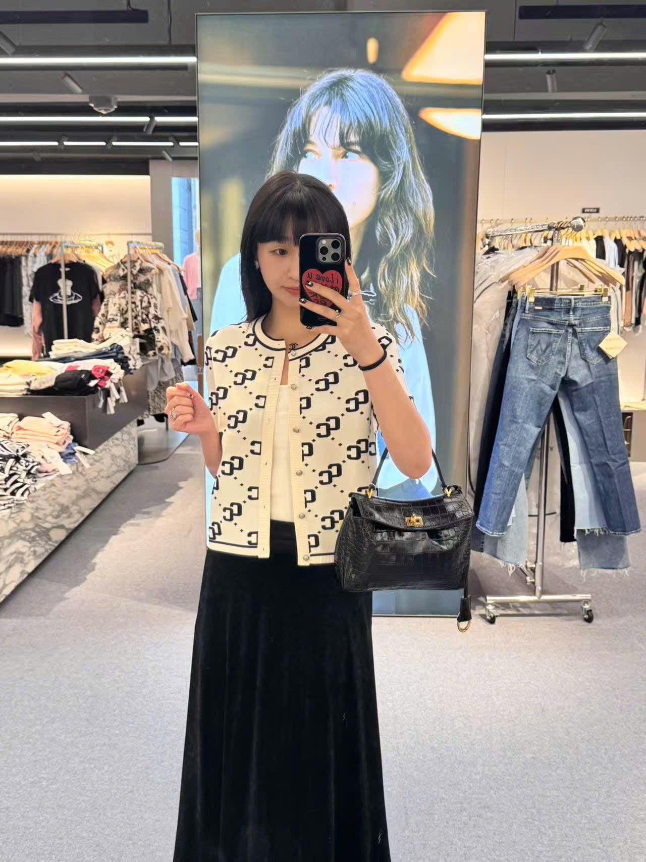  Chân váy nhung đen dài, logo đá nhỏ 