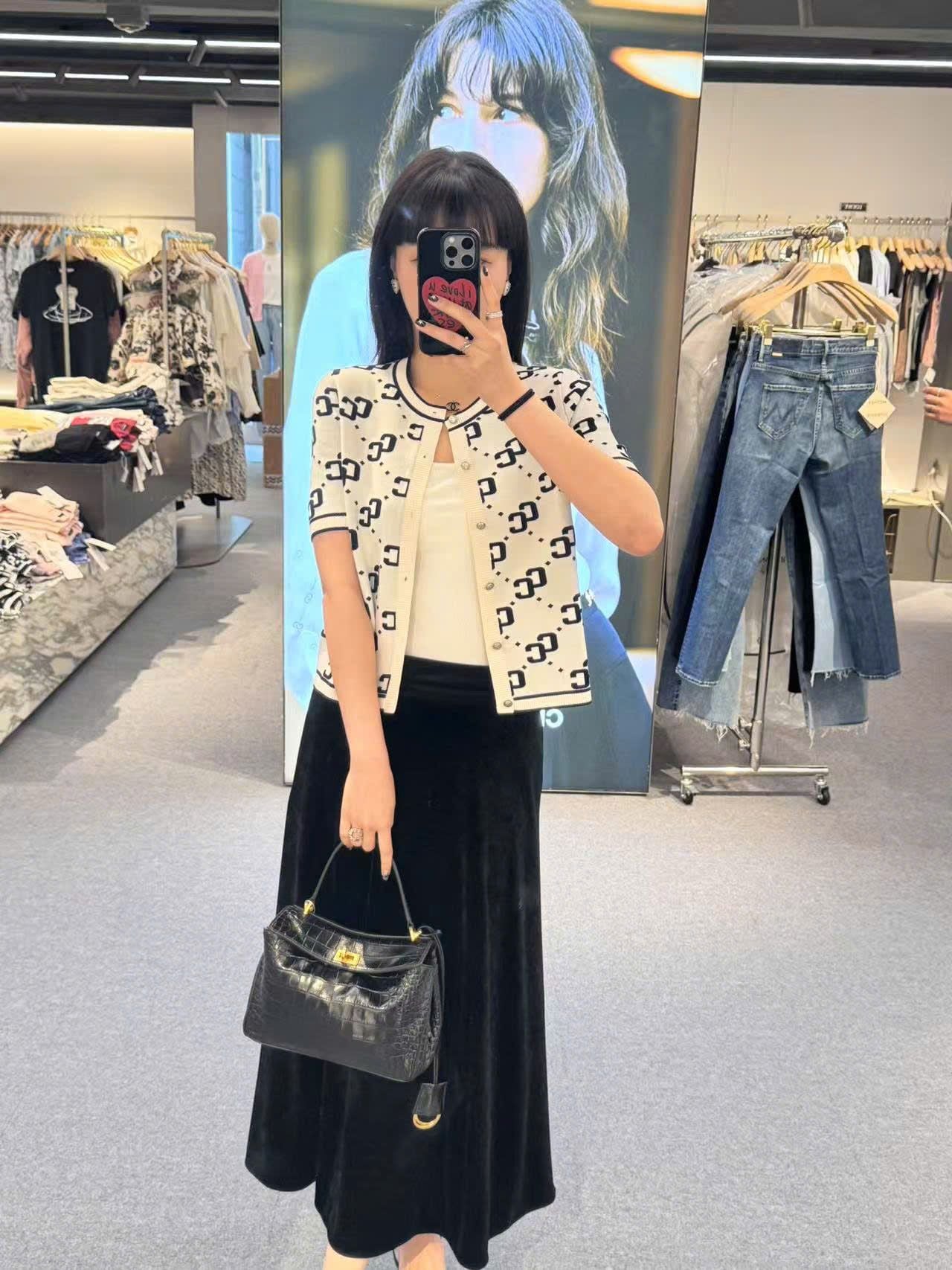  Chân váy nhung đen dài, logo đá nhỏ 