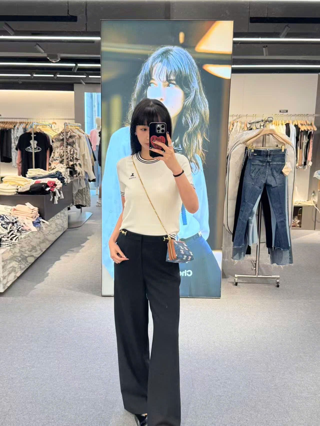  Áo trắng ngắn tay, cổ tròn, viền - gấu đen 