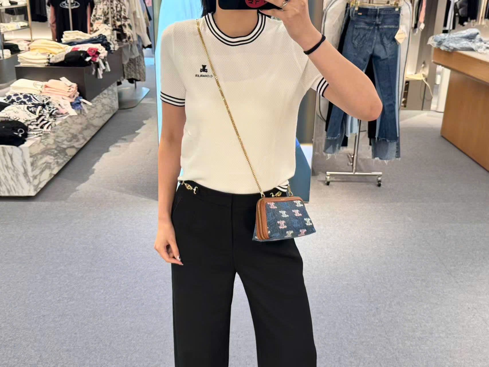  Áo trắng ngắn tay, cổ tròn, viền - gấu đen 