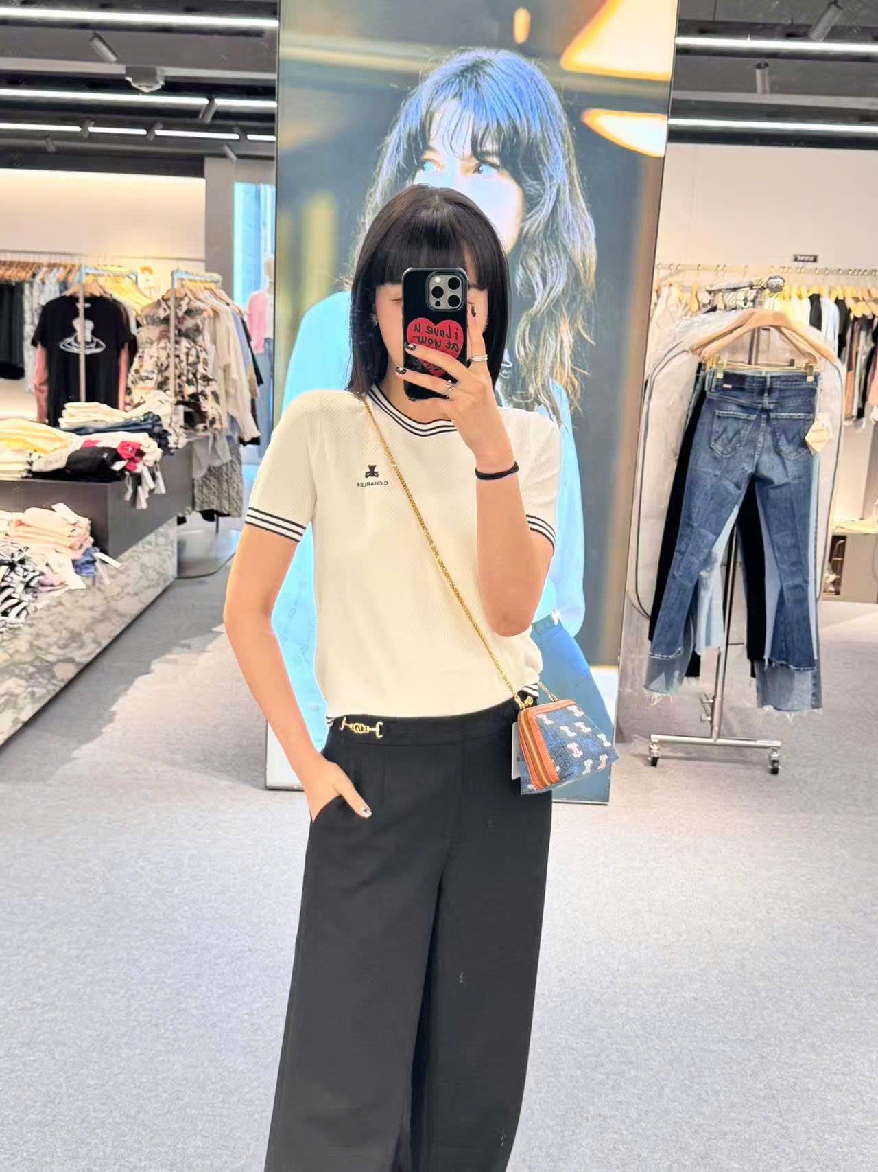  Áo trắng ngắn tay, cổ tròn, viền - gấu đen 