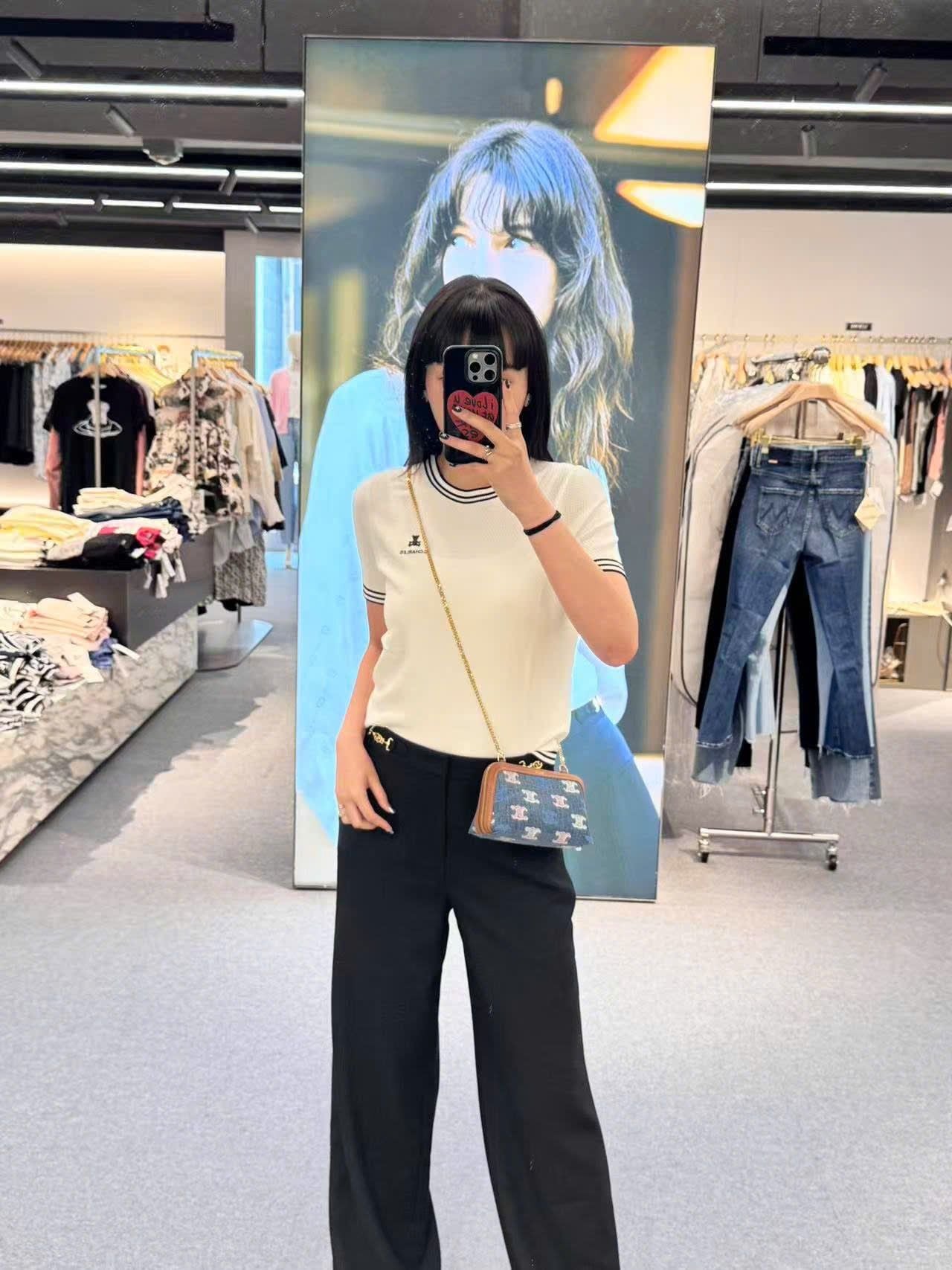  Áo trắng ngắn tay, cổ tròn, viền - gấu đen 