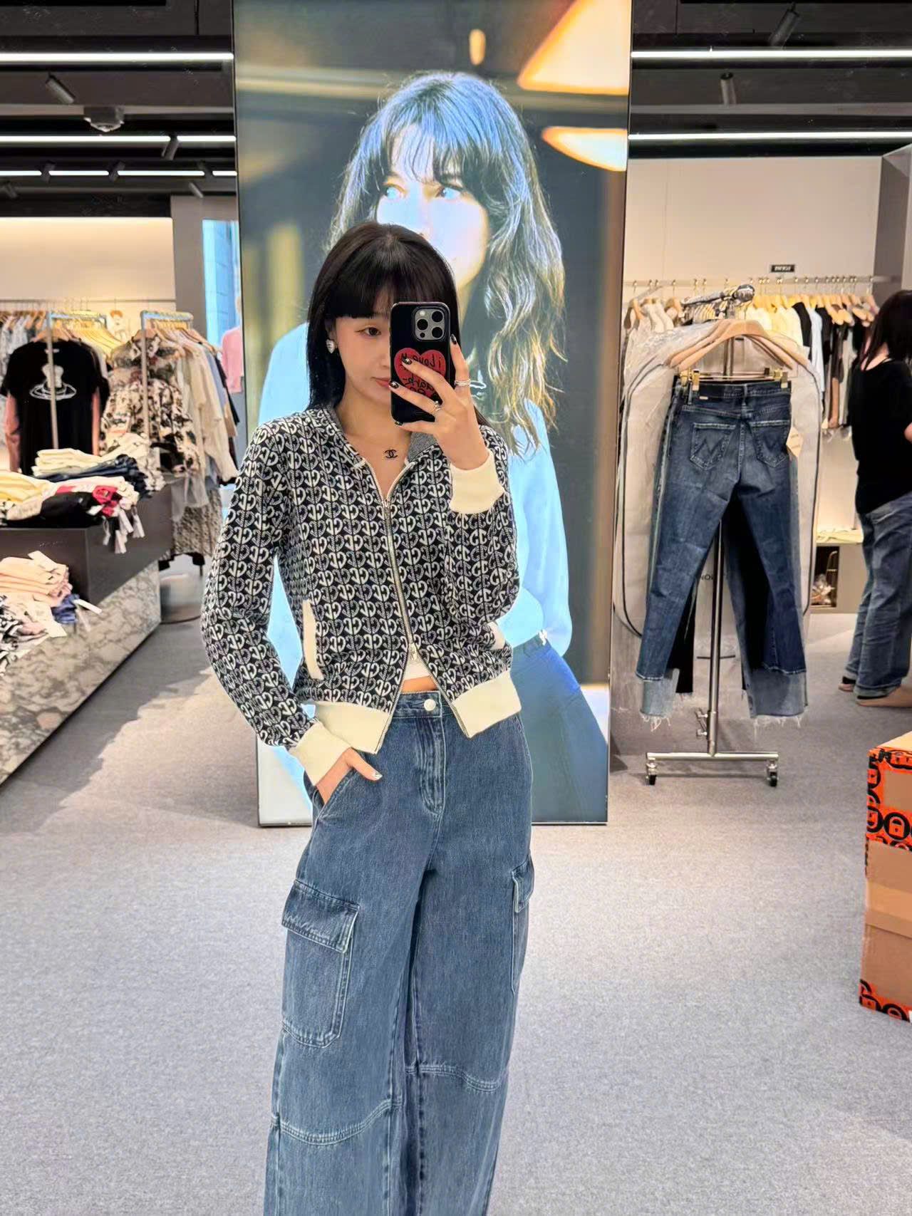  Áo len full logo khóa zip 