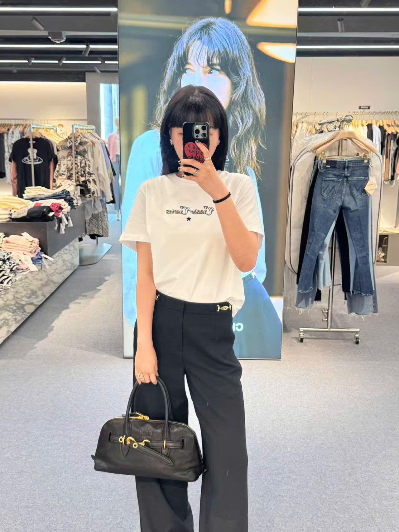  Áo phông trắng chữ + sao nhỏ 