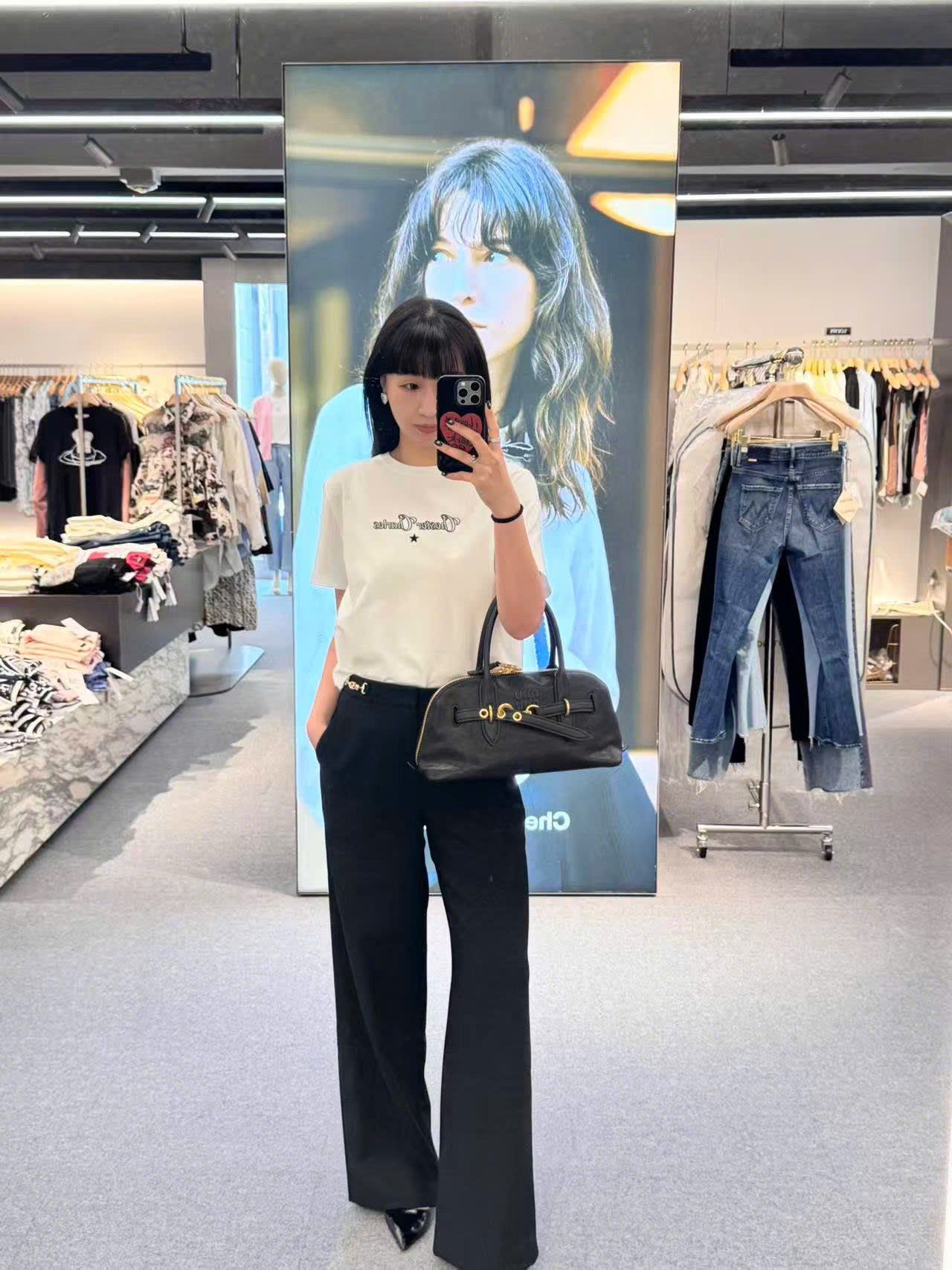  Áo phông trắng chữ + sao nhỏ 