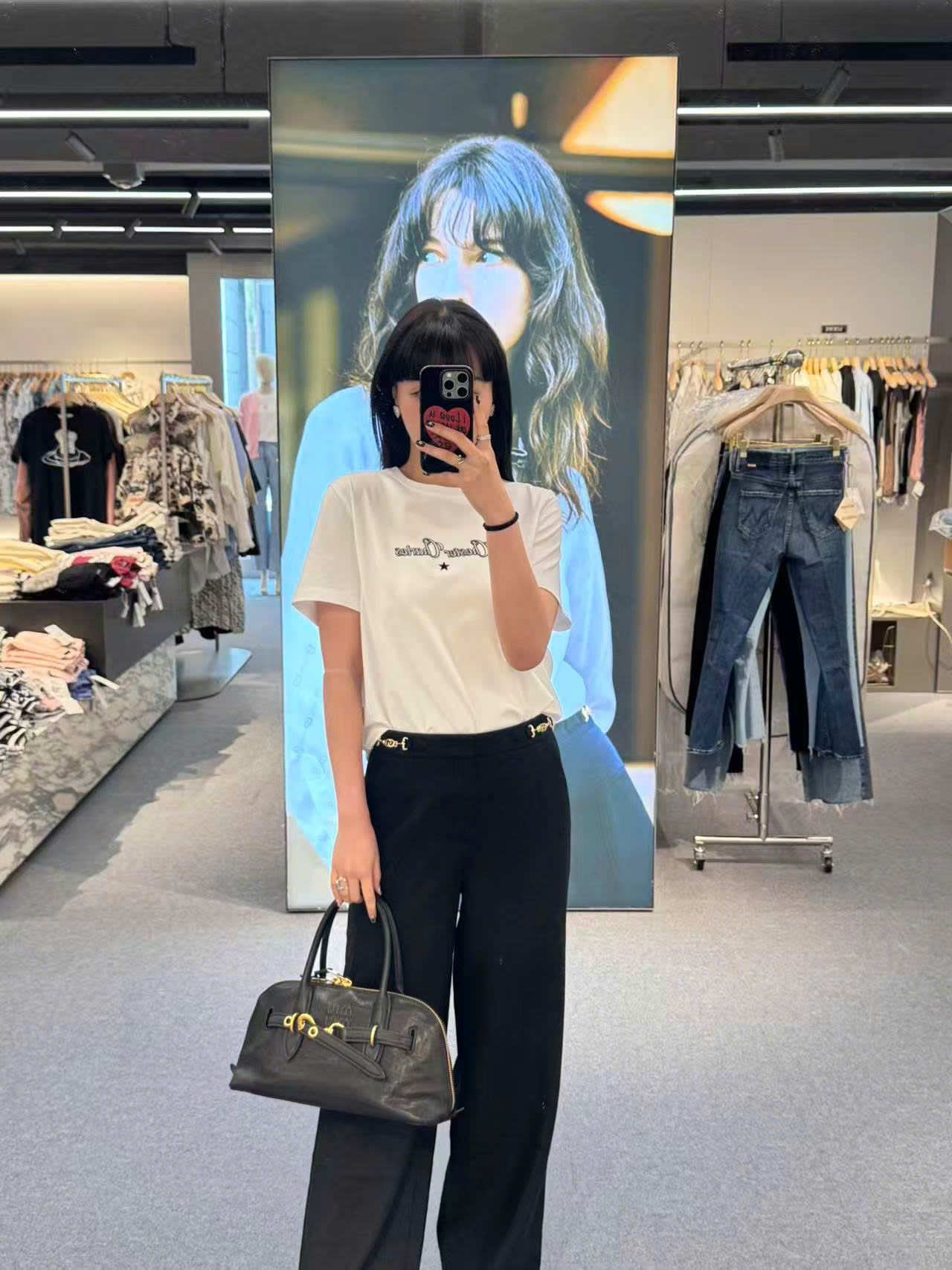  Áo phông trắng chữ + sao nhỏ 