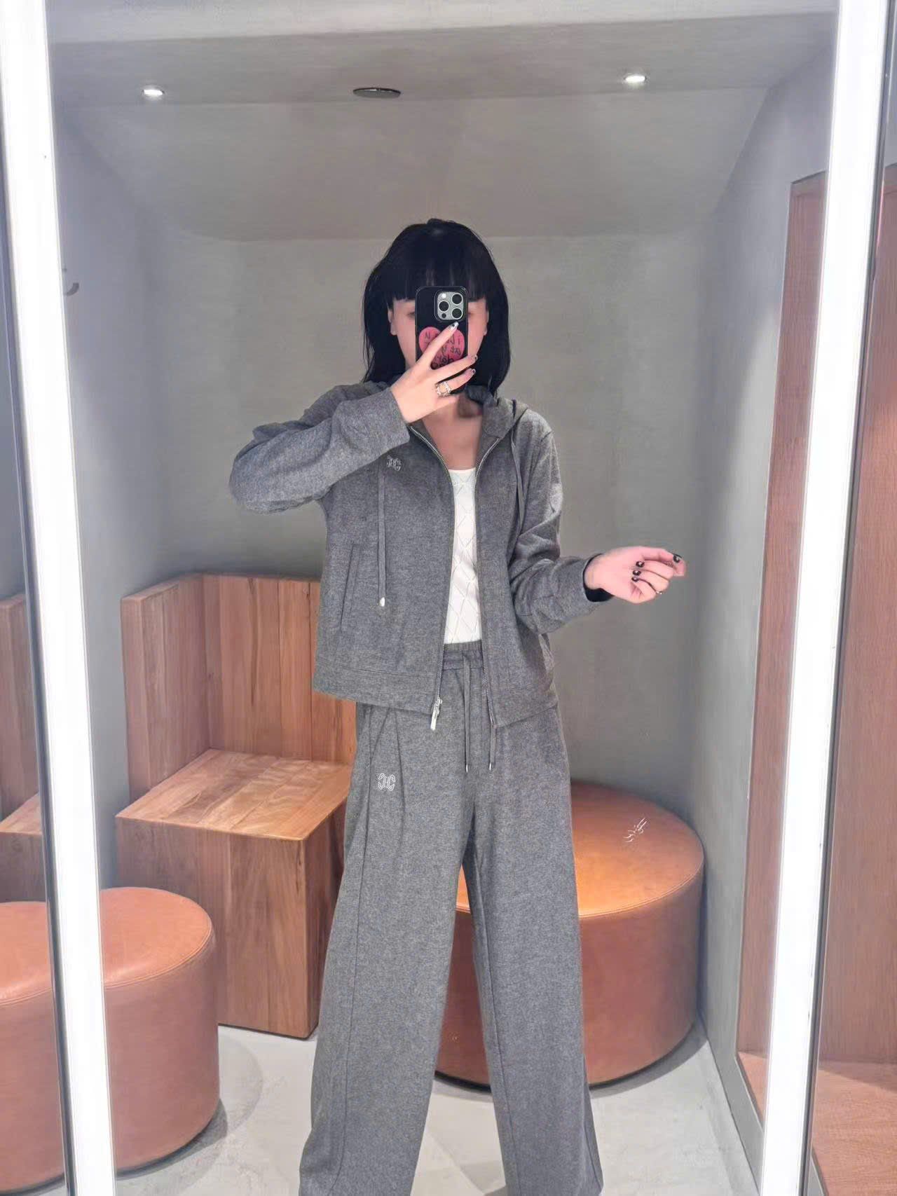  Áo khoác len xám có mũ , logo CC lồng 1 bên (SET) 