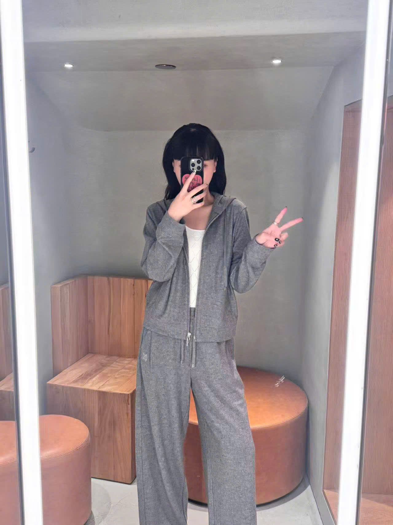  Áo khoác len xám có mũ , logo CC lồng 1 bên (SET) 