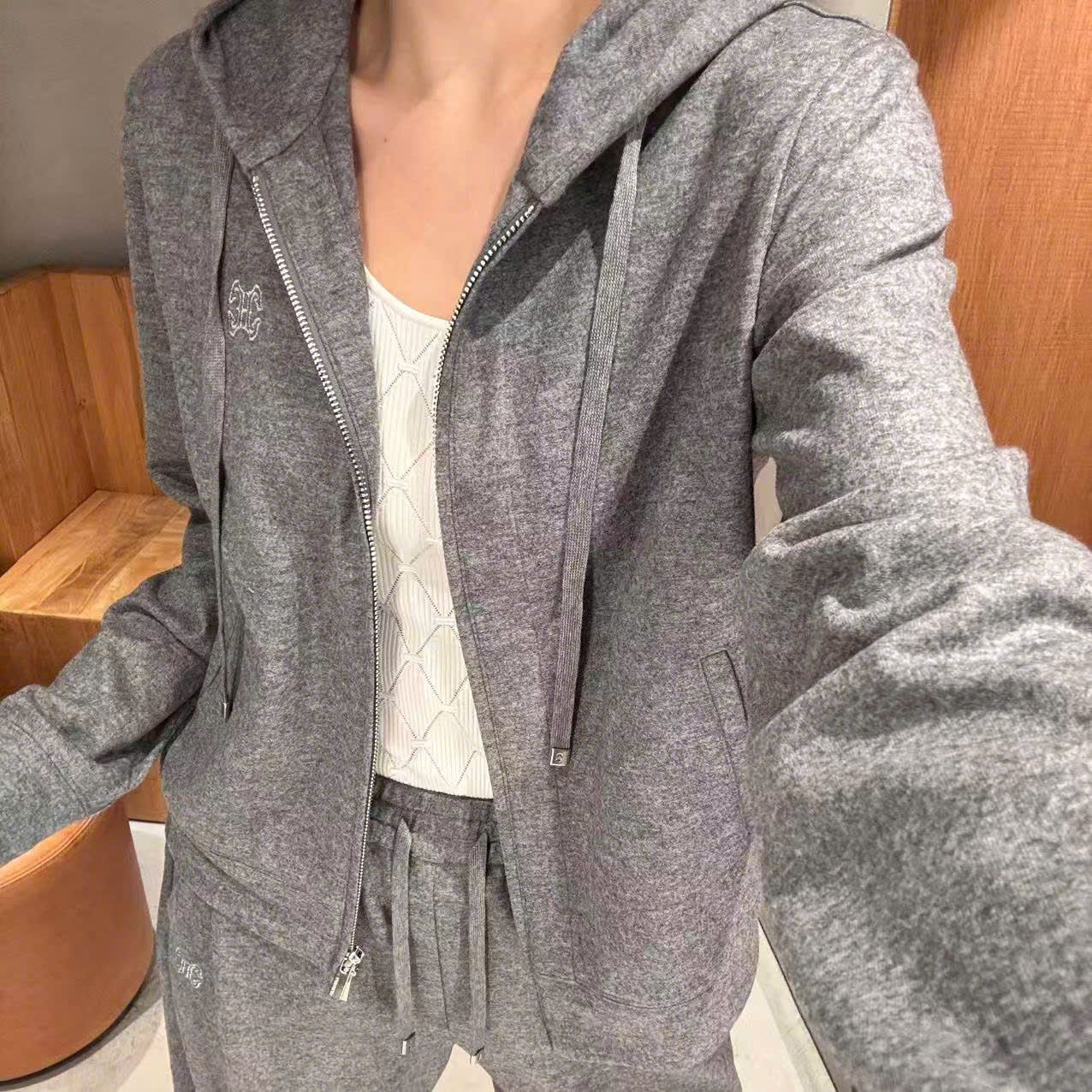  Áo khoác len xám có mũ , logo CC lồng 1 bên (SET) 