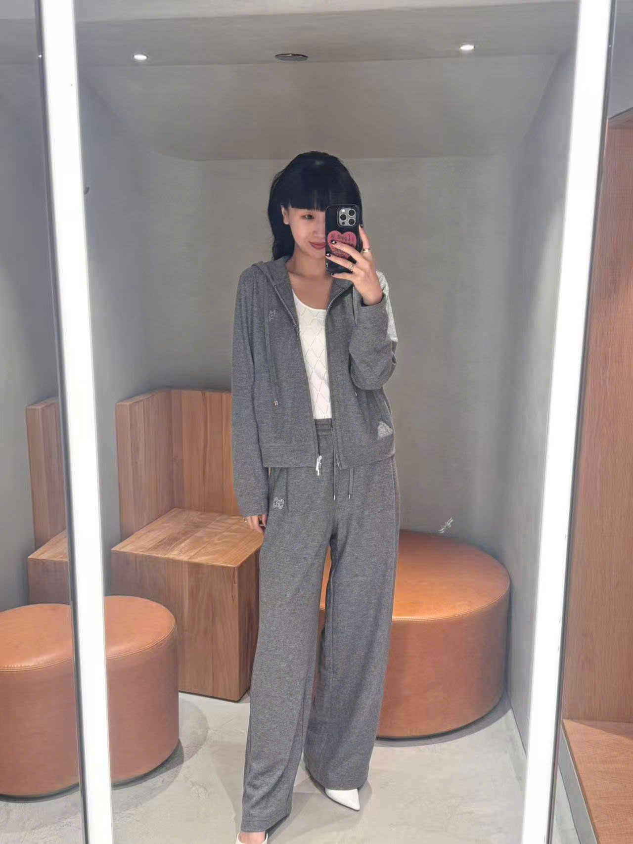  Áo khoác len xám có mũ , logo CC lồng 1 bên (SET) 