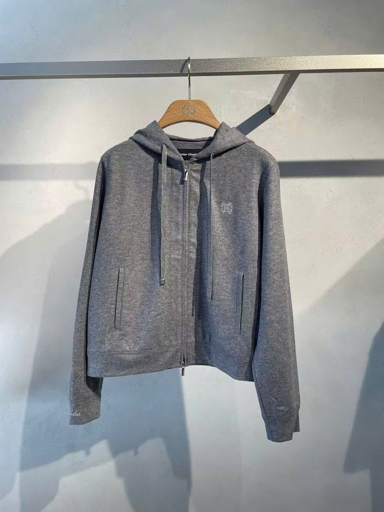  Áo khoác len xám có mũ , logo CC lồng 1 bên (SET) 