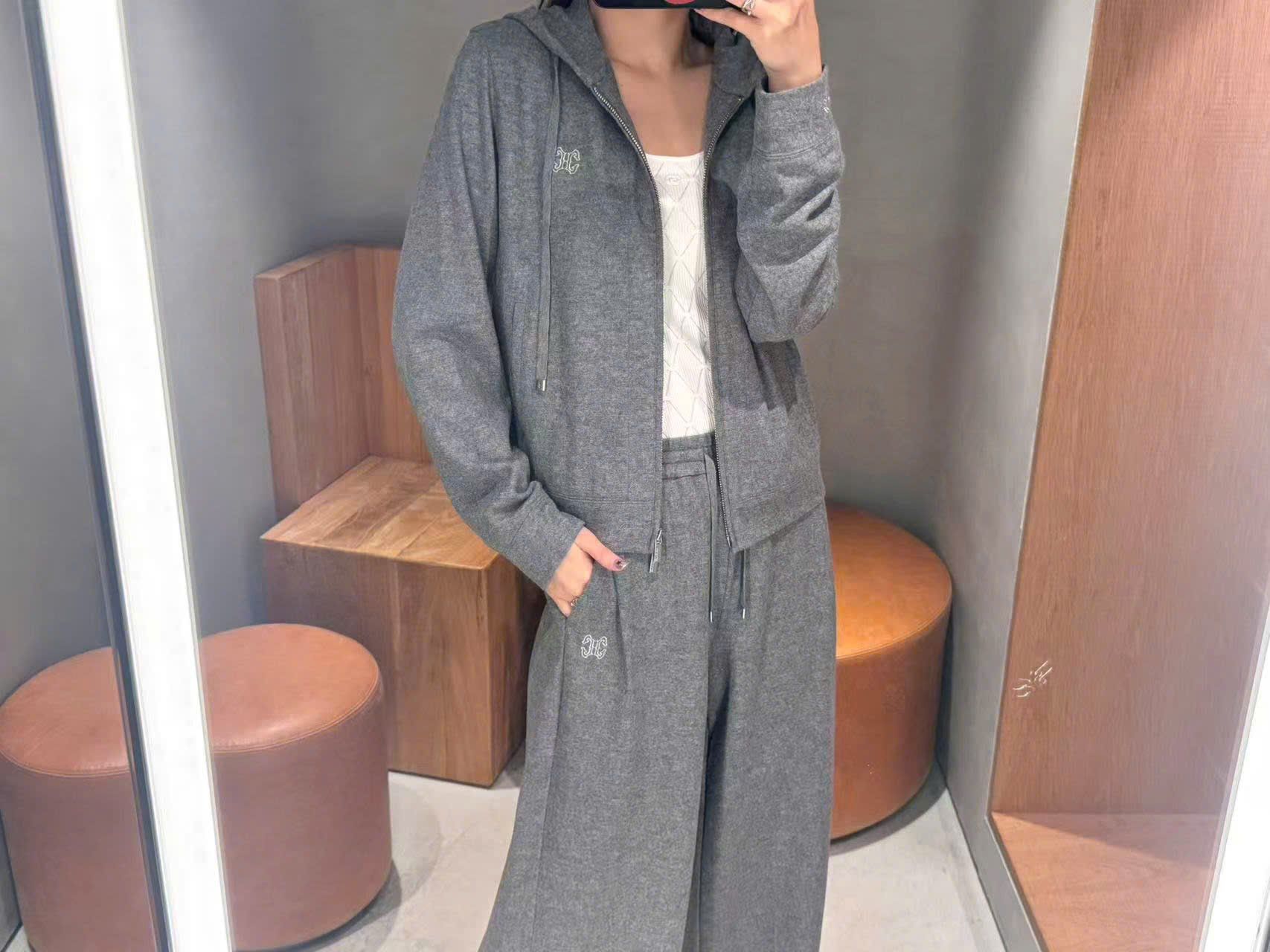  2.Quần len xám , dây rút logo lồng 1 bên set 