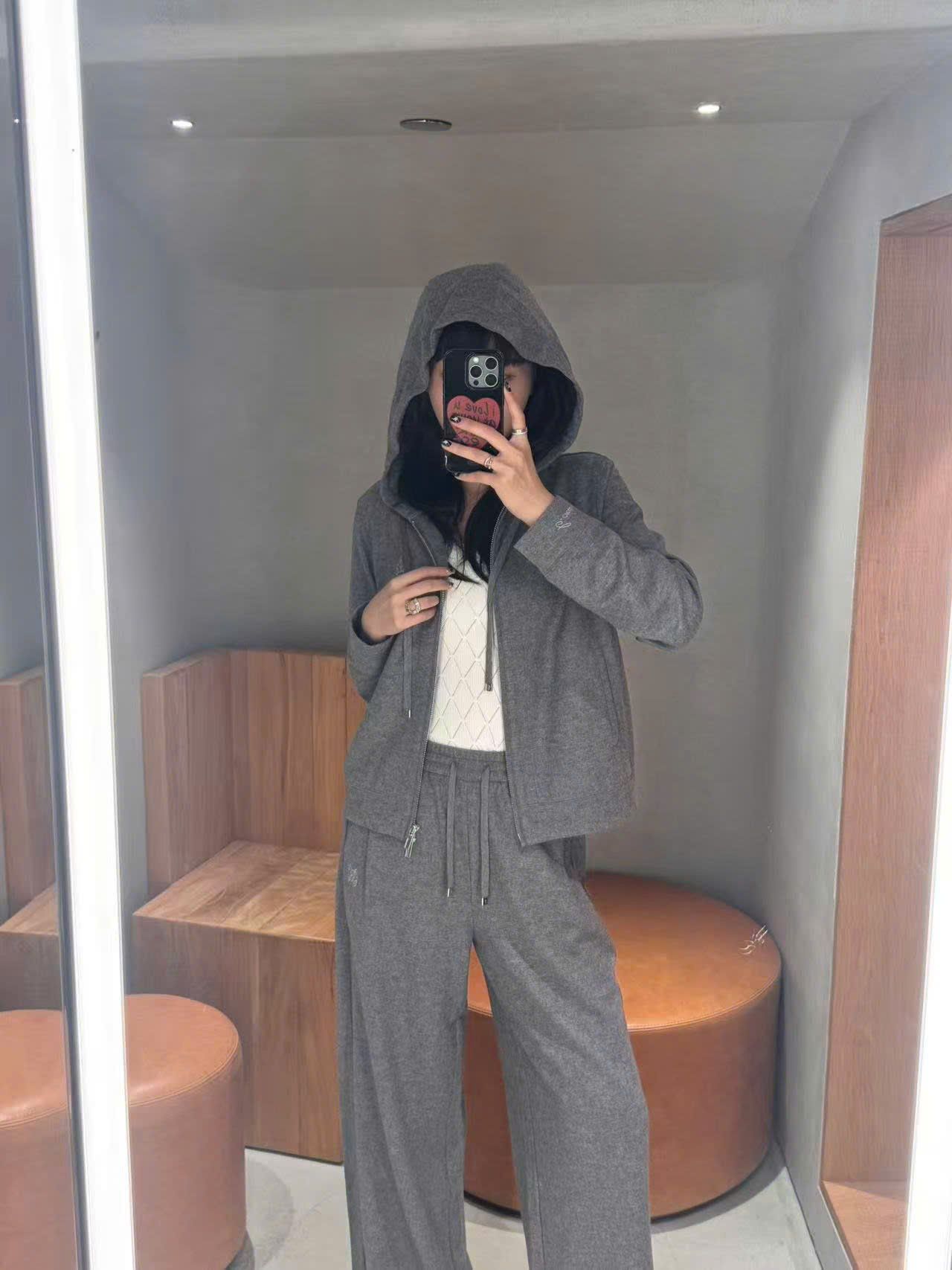  Áo khoác len xám có mũ , logo CC lồng 1 bên (SET) 