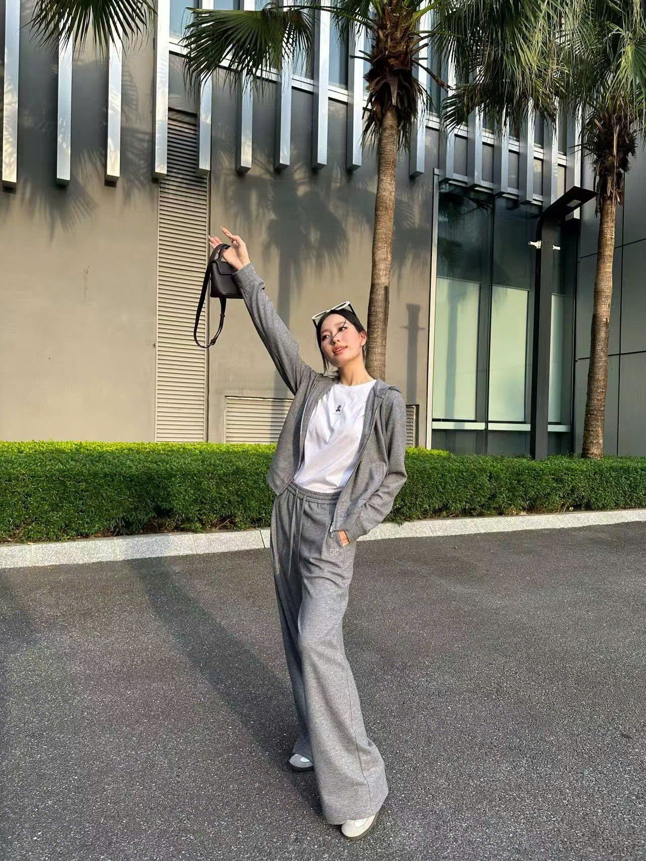  2.Quần len xám , dây rút logo lồng 1 bên set 