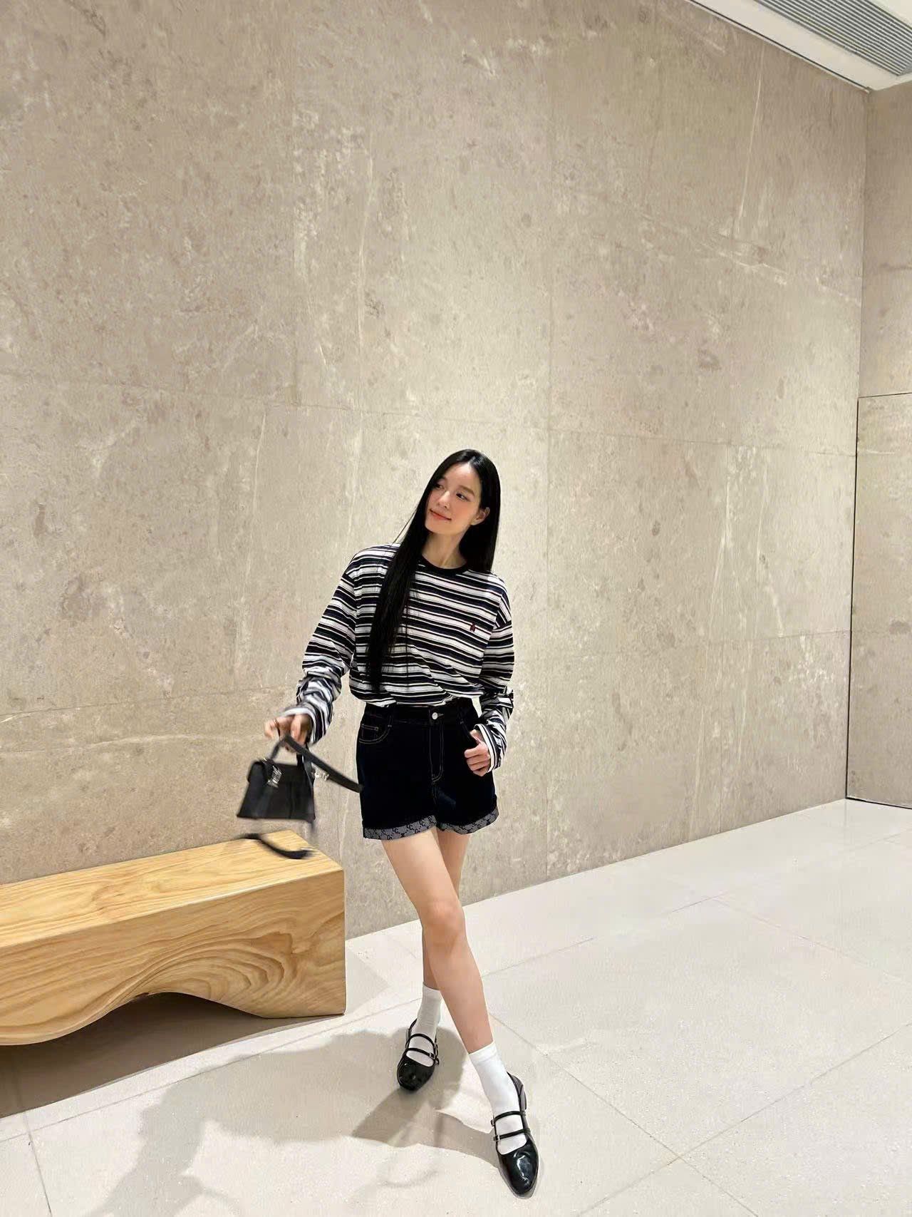  5.Quần sooc Jean xanh gấp gấu Logo 