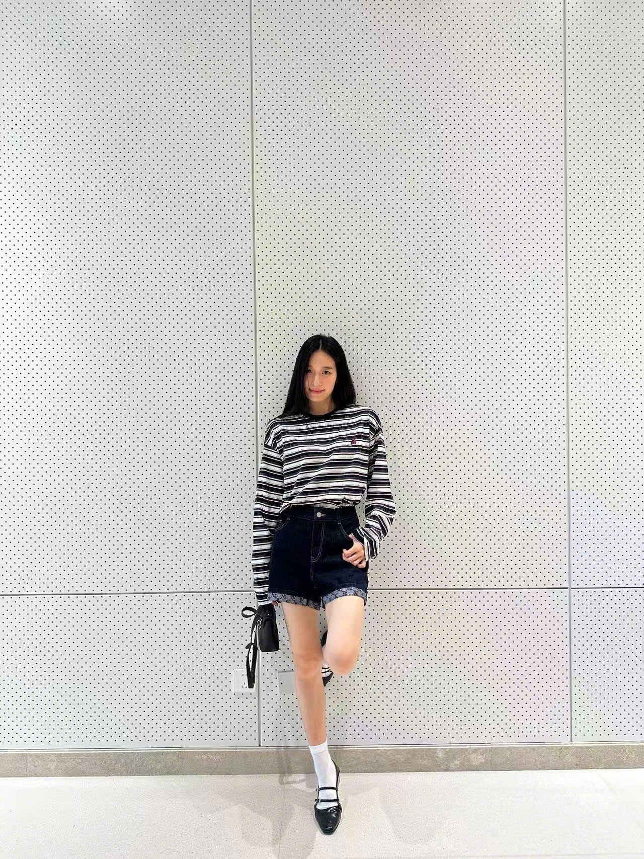  Áo thun kẻ ngang gấu hồng nhỏ trước ngực 