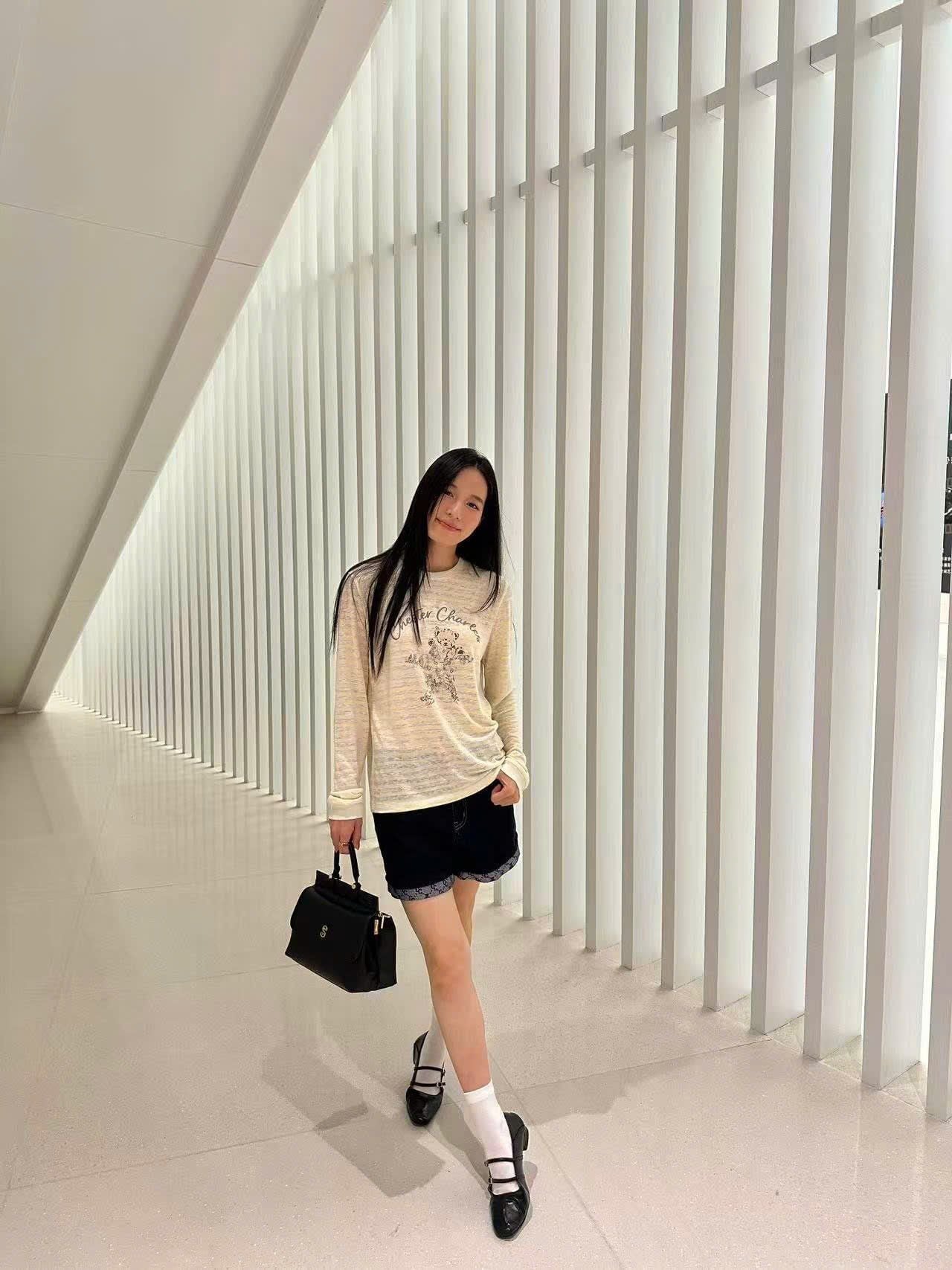  5.Quần sooc Jean xanh gấp gấu Logo 