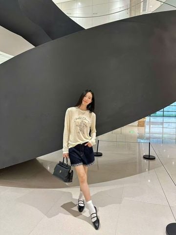  1.Áo dài tay kẻ vàng, ngực gấu ôm sao 