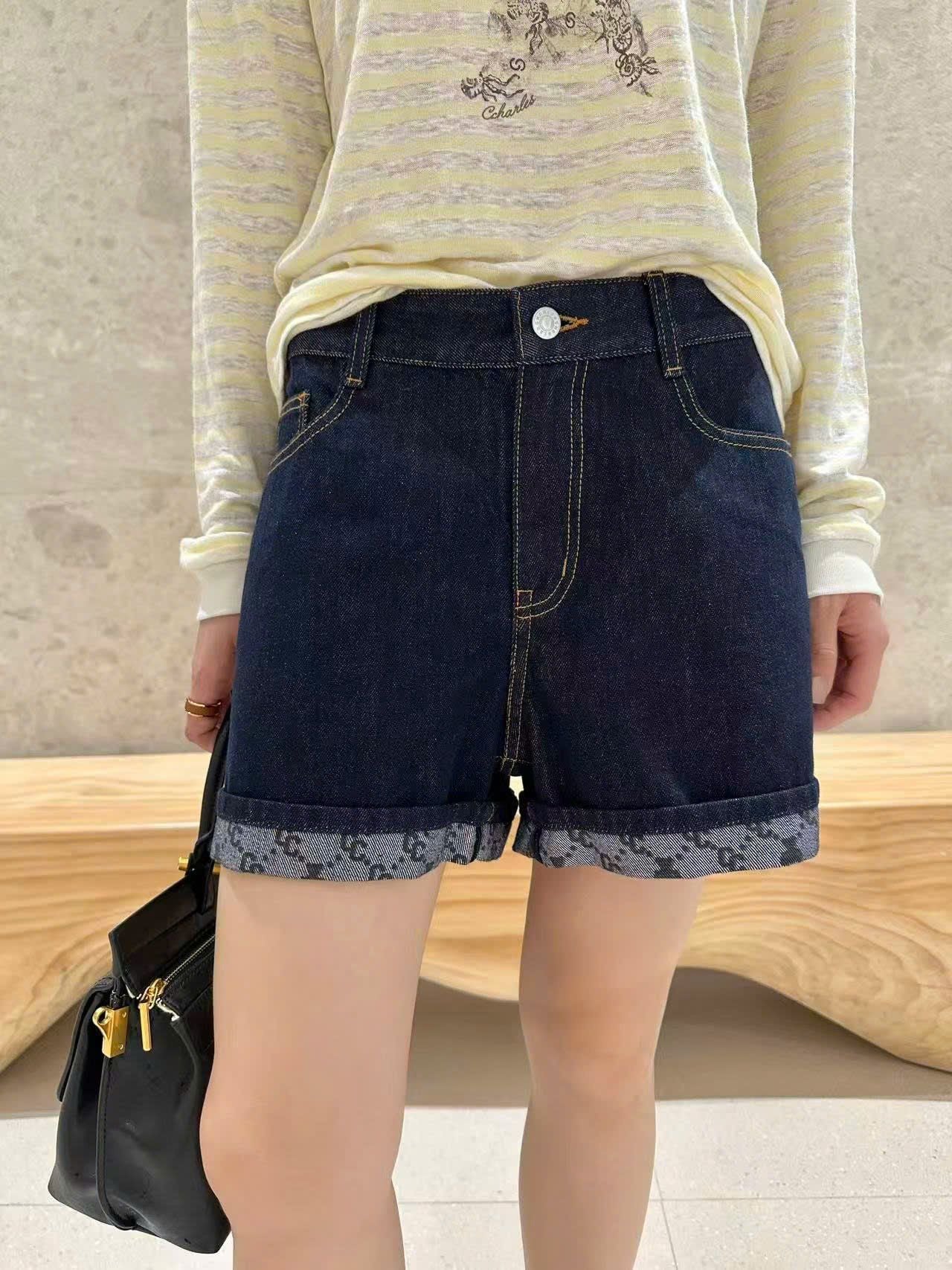  5.Quần sooc Jean xanh gấp gấu Logo 