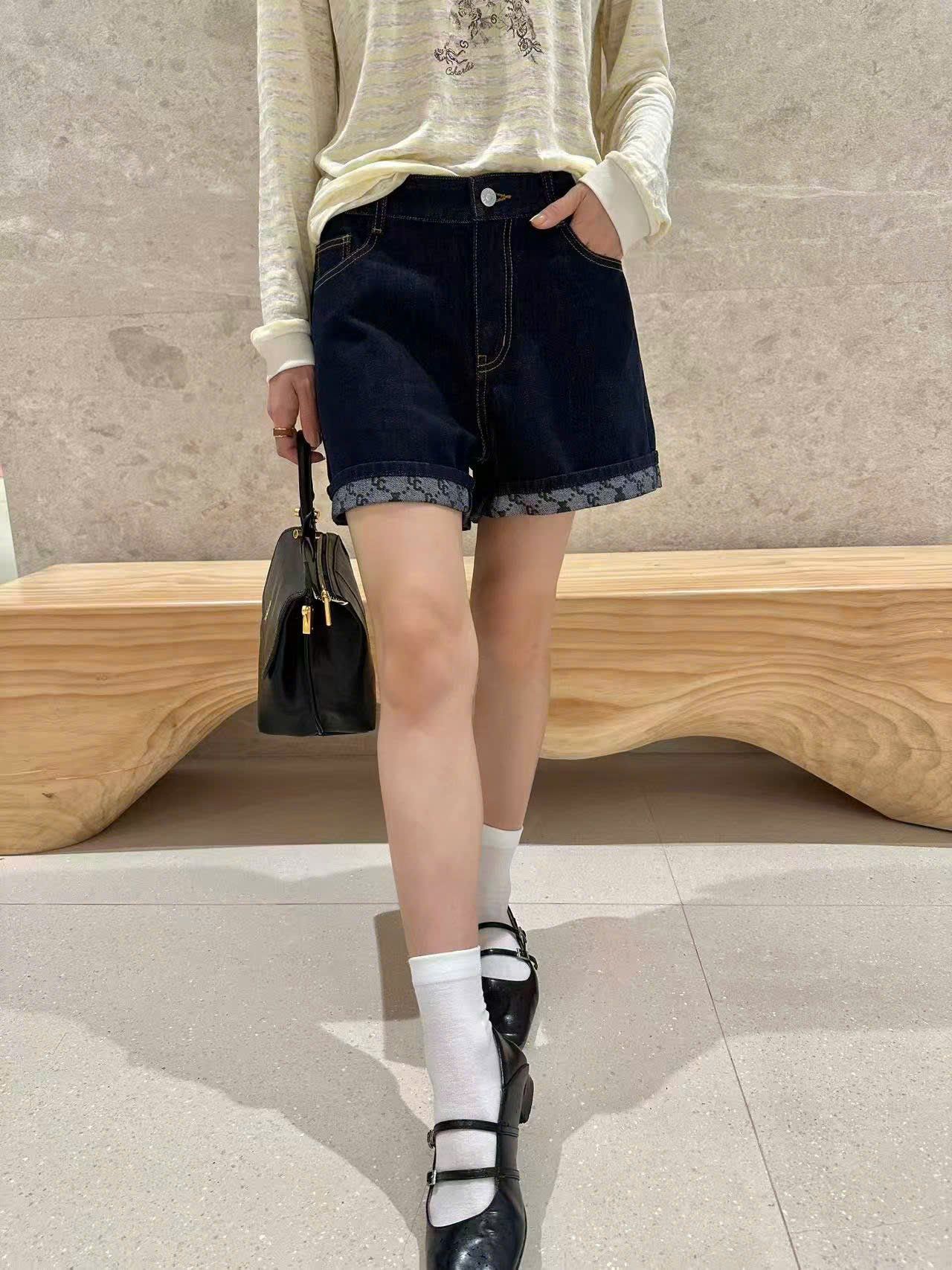  5.Quần sooc Jean xanh gấp gấu Logo 