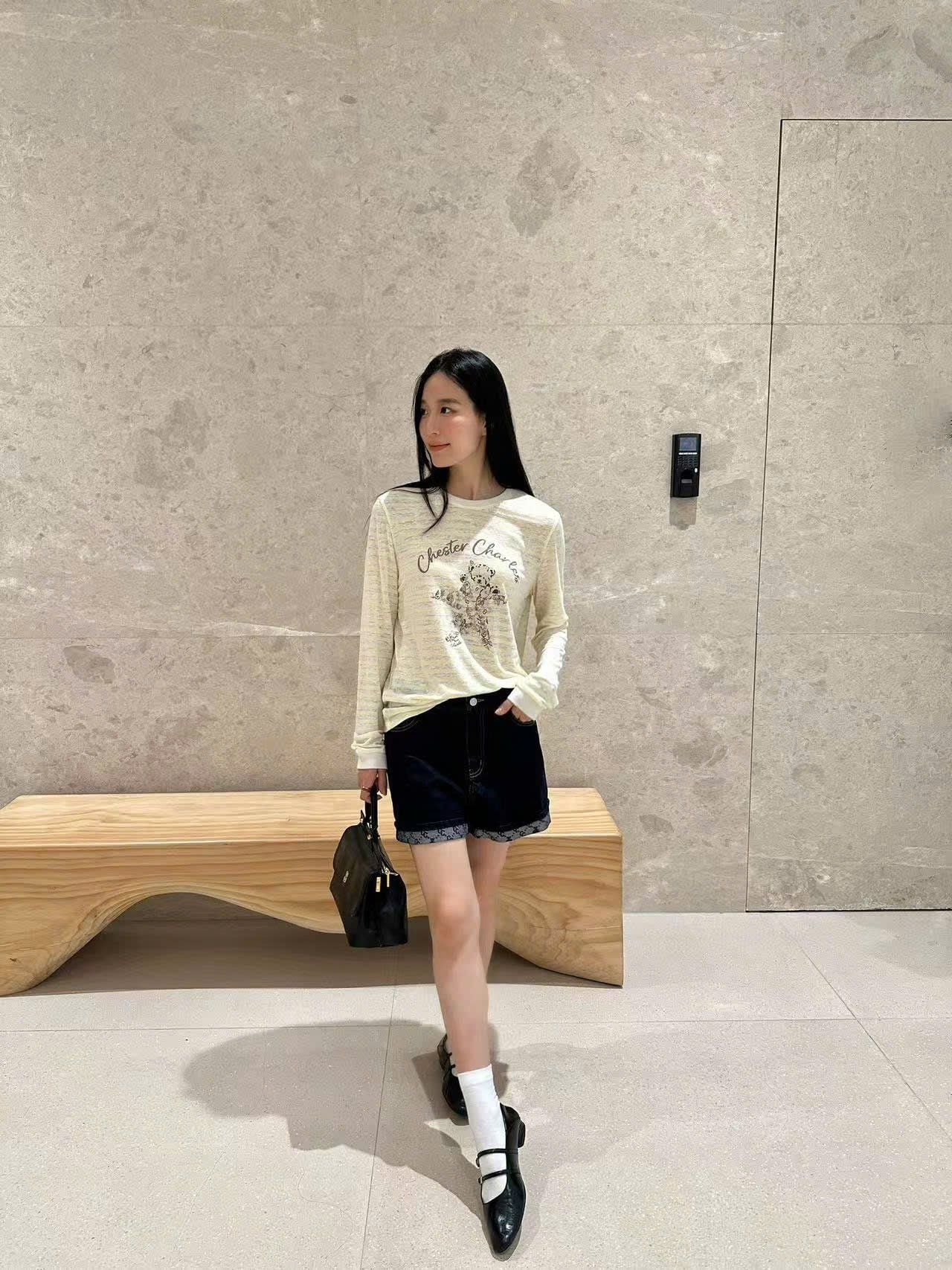  5.Quần sooc Jean xanh gấp gấu Logo 