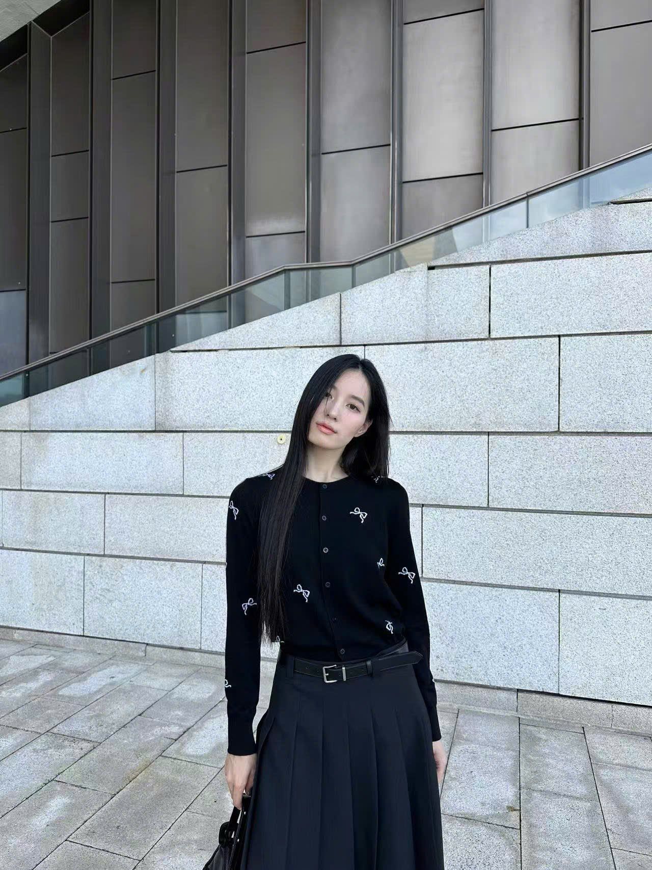  Áo CDG đen nơ trắng, cổ tròn dài tay 