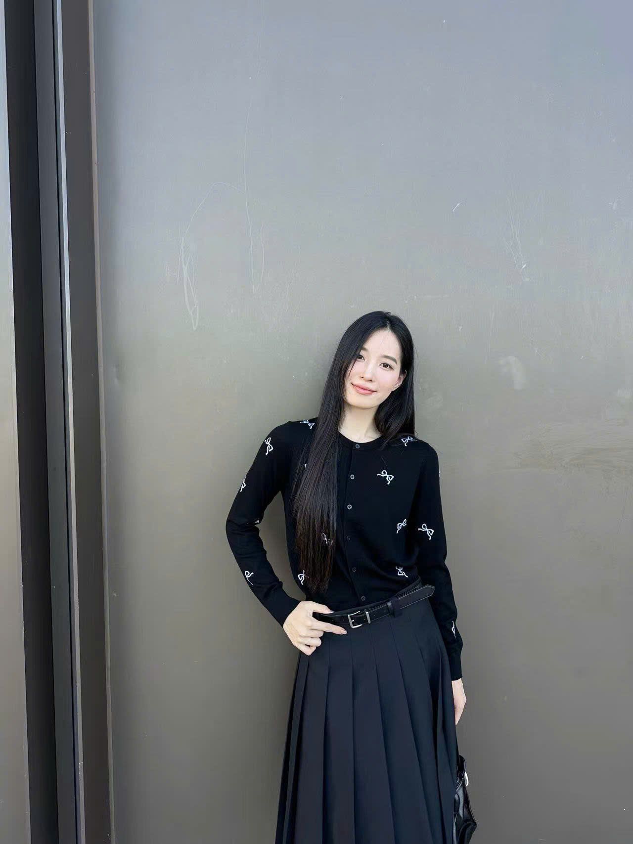  Áo CDG đen nơ trắng, cổ tròn dài tay 