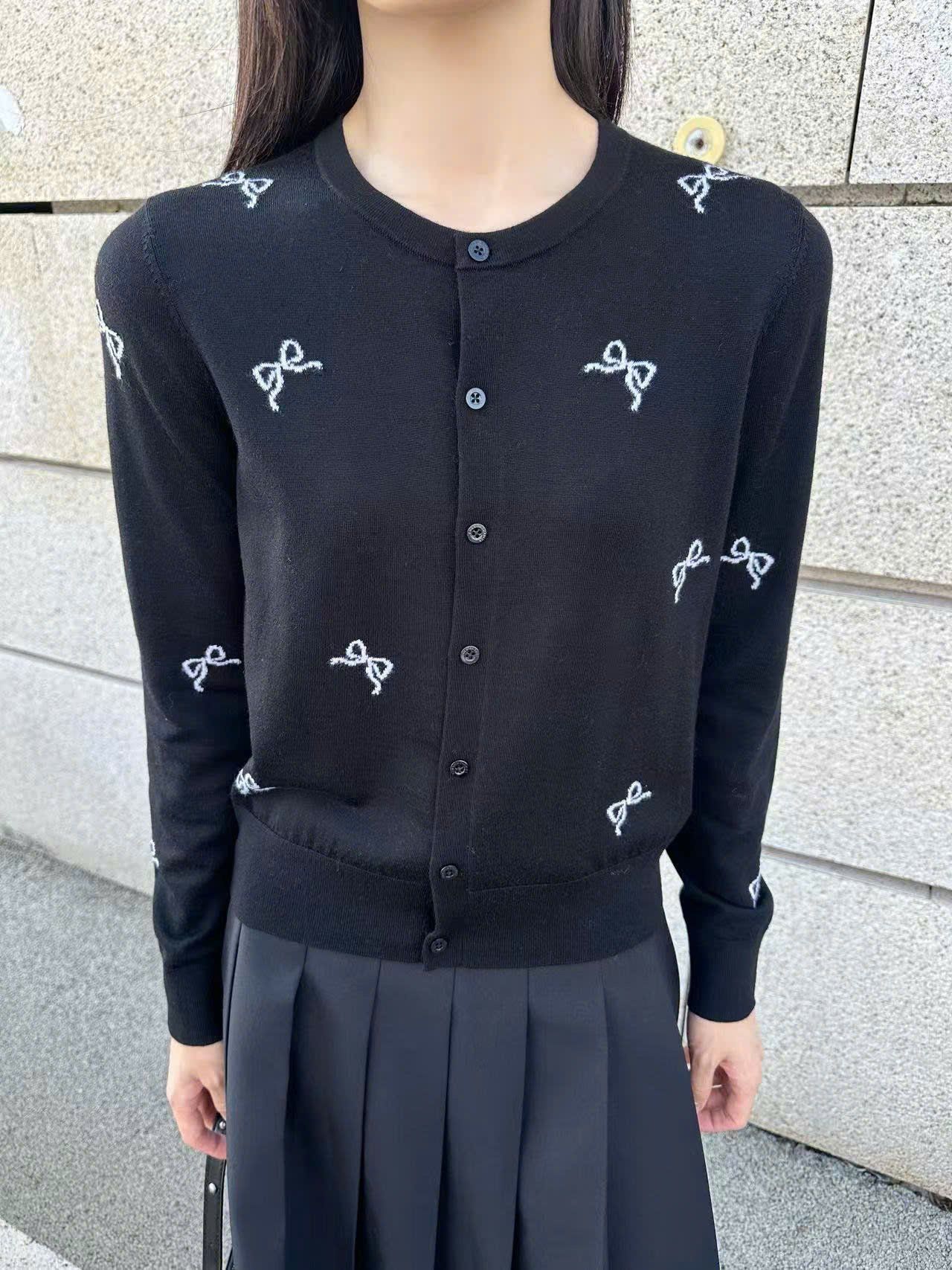  Áo CDG đen nơ trắng, cổ tròn dài tay 