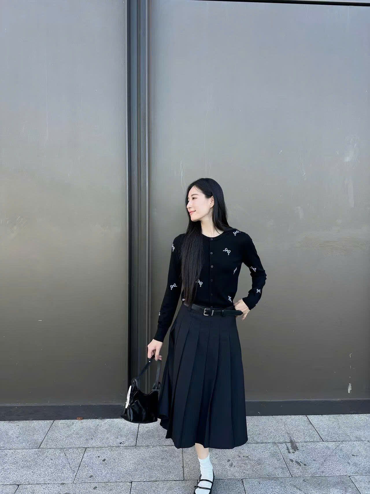  Áo CDG đen nơ trắng, cổ tròn dài tay 