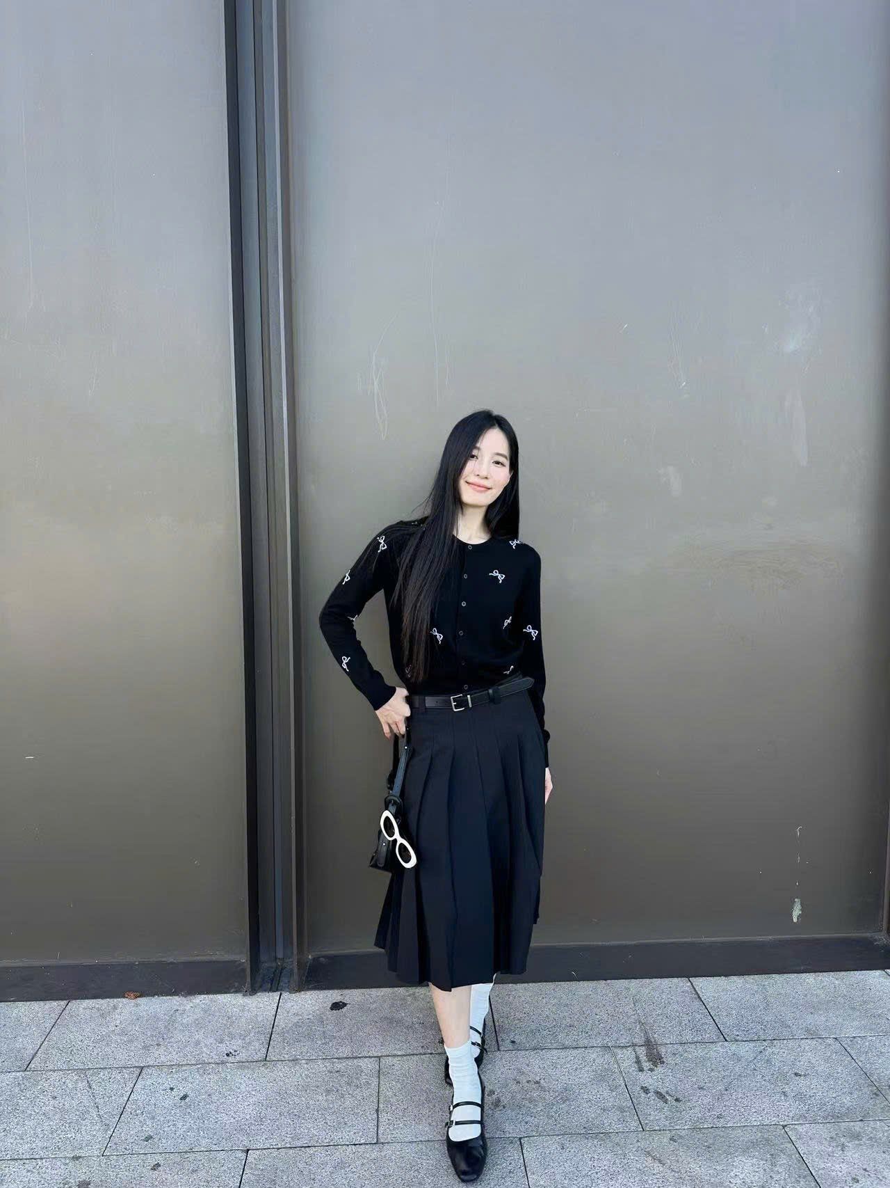  Áo CDG đen nơ trắng, cổ tròn dài tay 