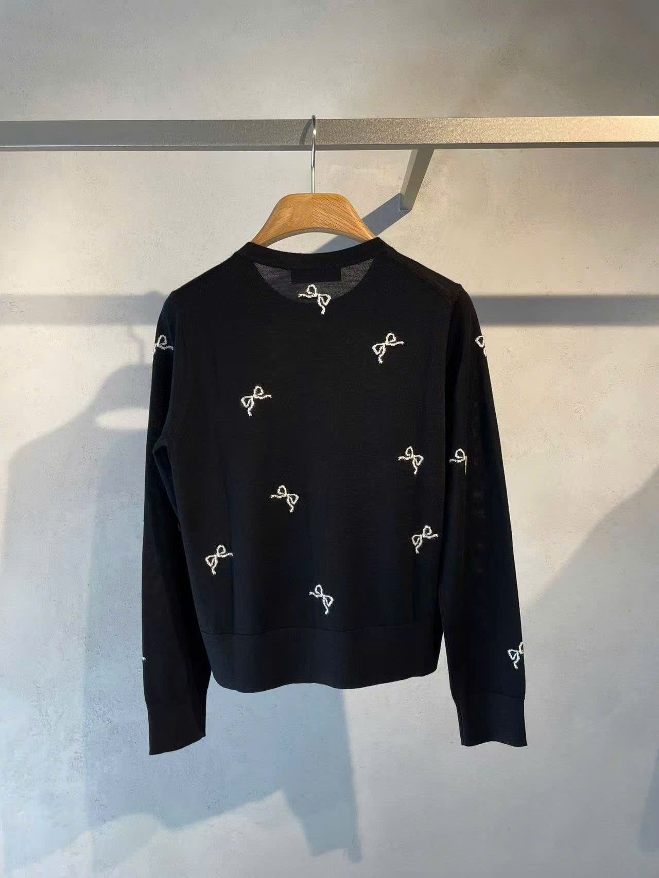  Áo CDG đen nơ trắng, cổ tròn dài tay 