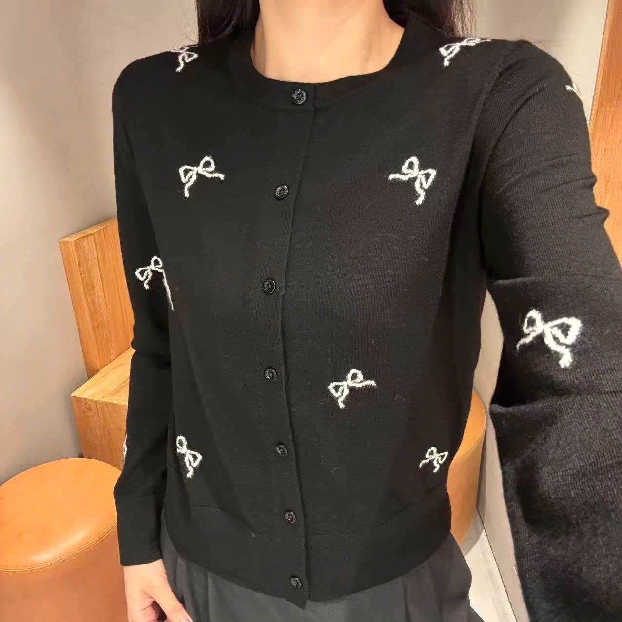  Áo CDG đen nơ trắng, cổ tròn dài tay 